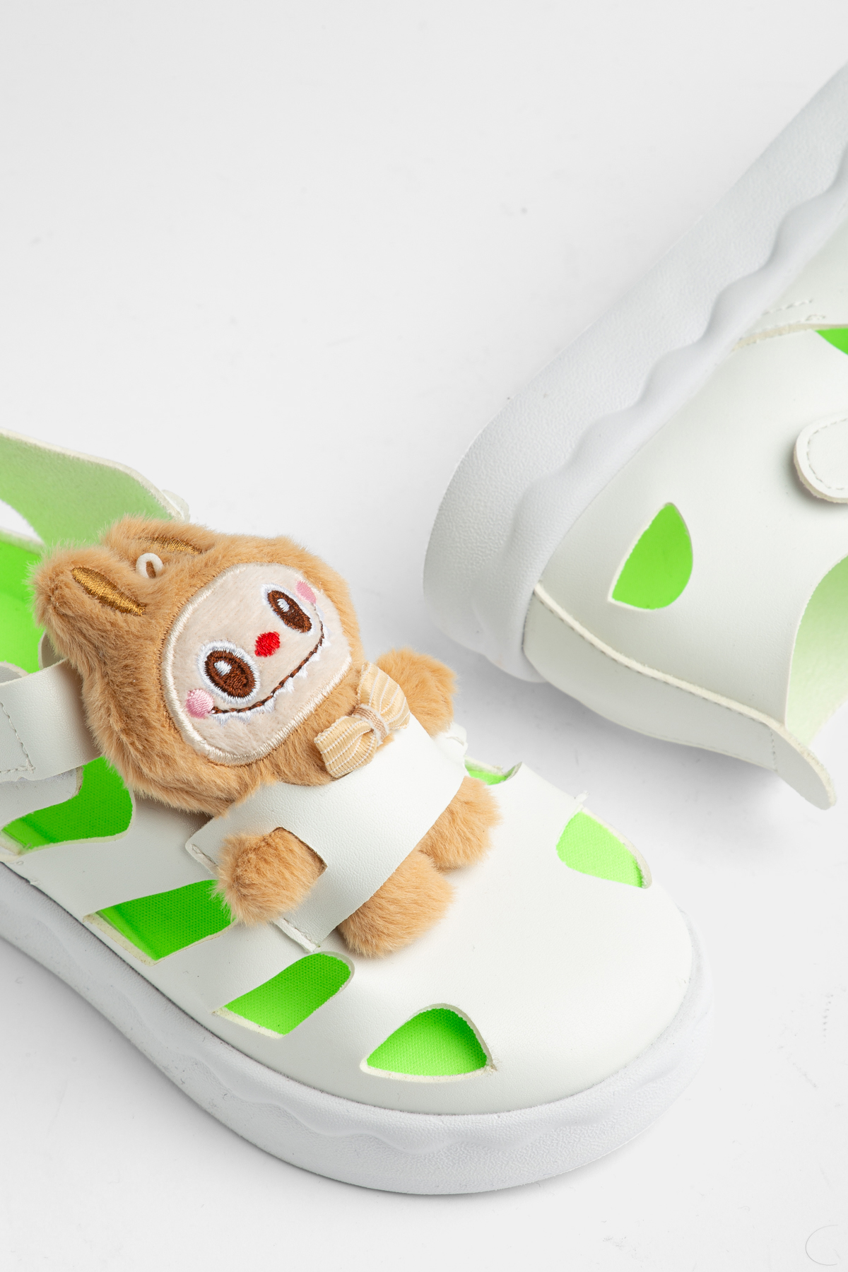 Çocuk Unisex Beyaz Hafif Taban Ayıcık Detaylı Cırtlı Sandalet