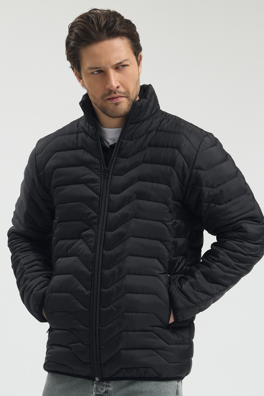 Erkek Siyah Su Ve Rüzgar Geçirmez Normal Kalıp Cepli Fermuarlı Erkek Mont