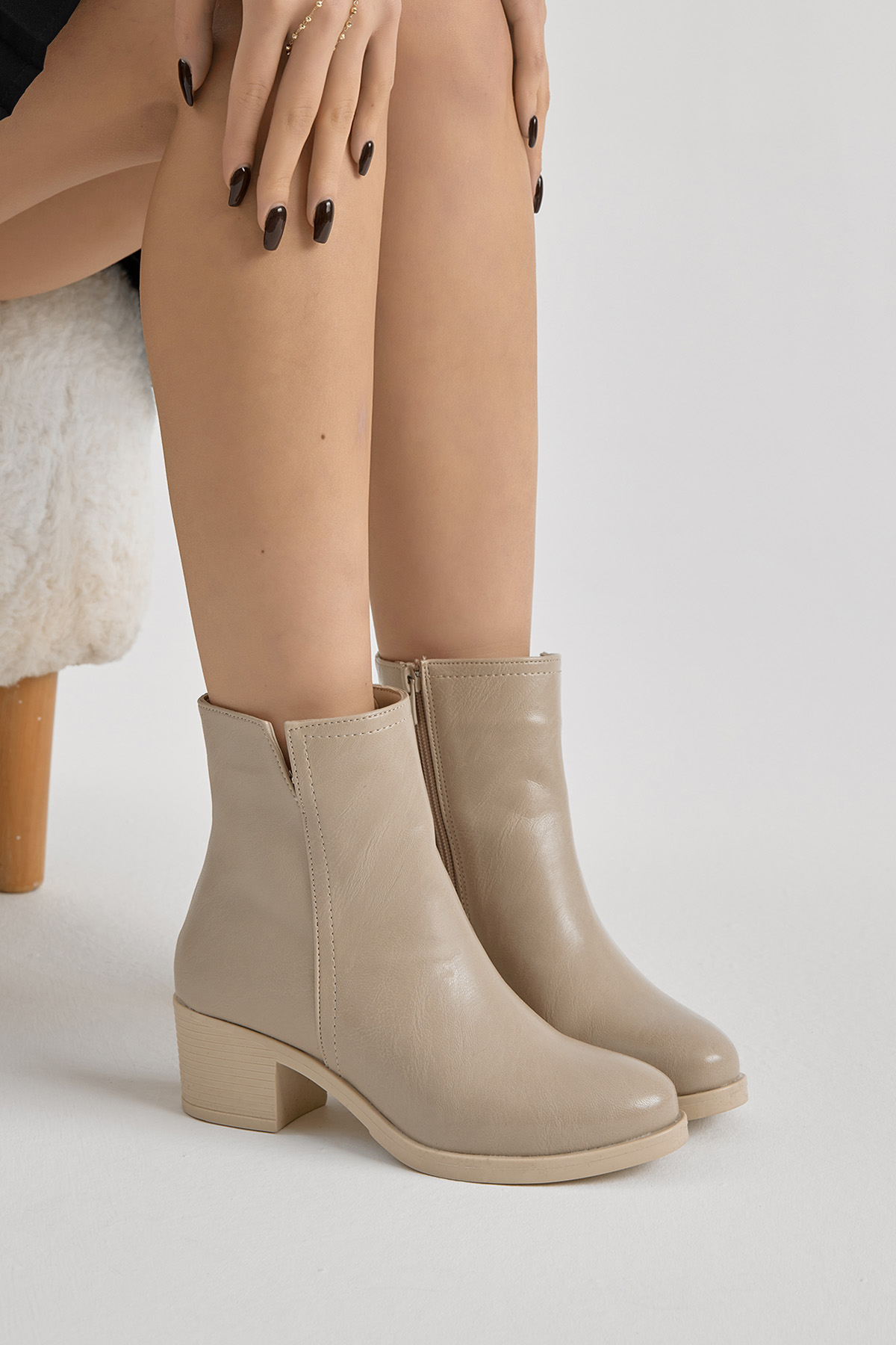 Kadın Bej Cilt Termo Taban Fermuarlı Topuklu Bot