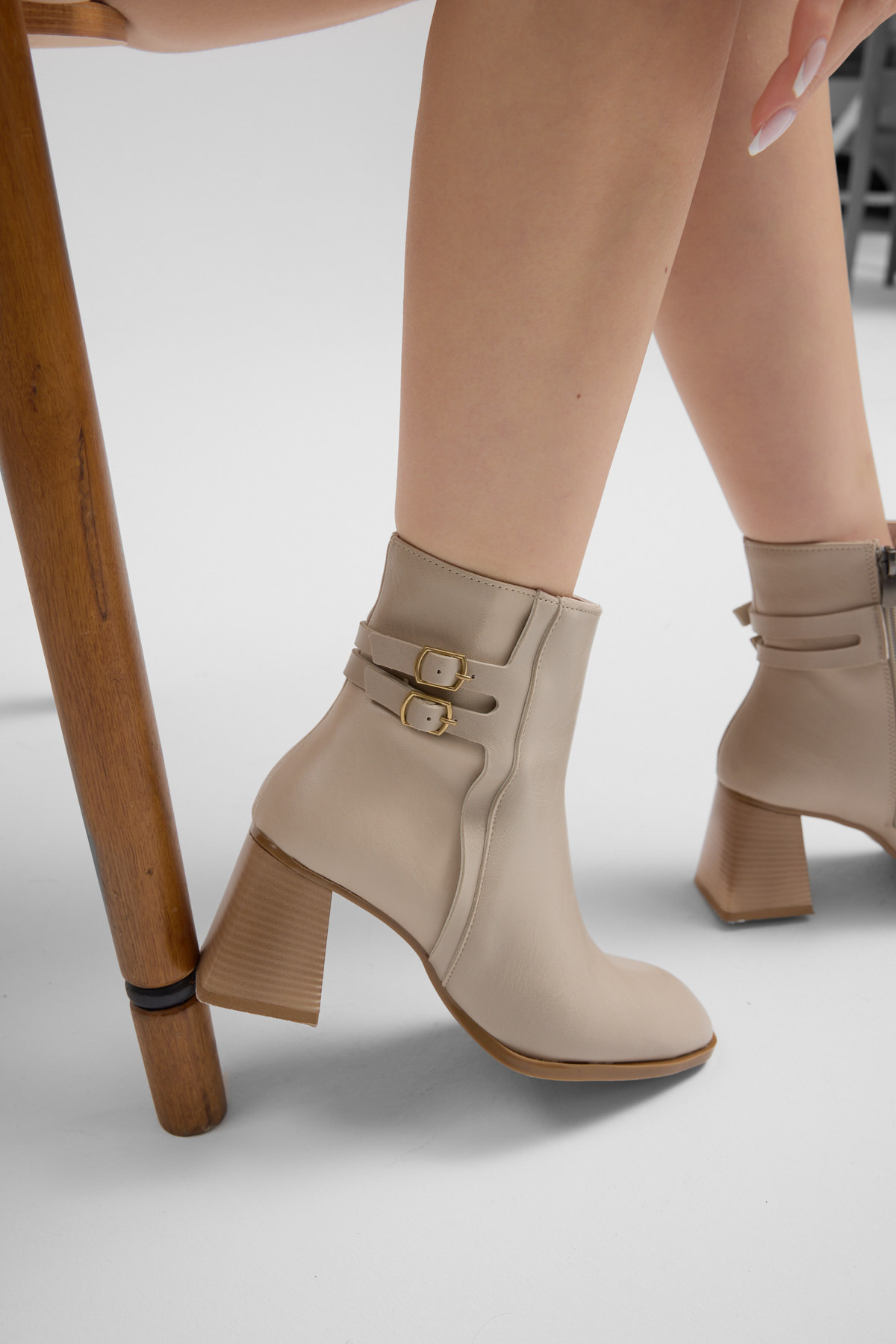 Kadın Bej Cilt TPU Taban Çift Tokalı Sivri Burunlu Fermuarlı Topuklu Bot