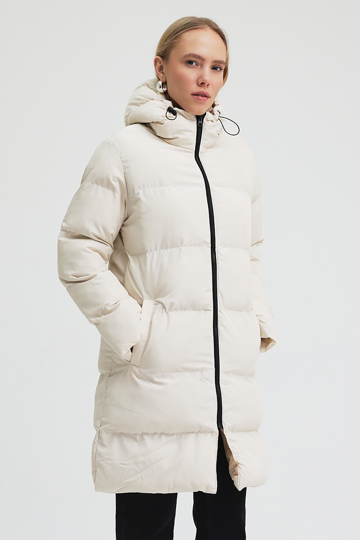 Kadın Bej Kapüşonlu Boydan Fermuarlı Cepli Orta Boy Dolumlu Şişme Mont