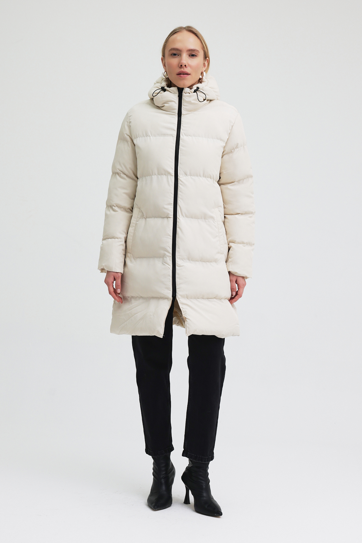 Kadın Bej Kapüşonlu Boydan Fermuarlı Cepli Orta Boy Dolumlu Şişme Mont