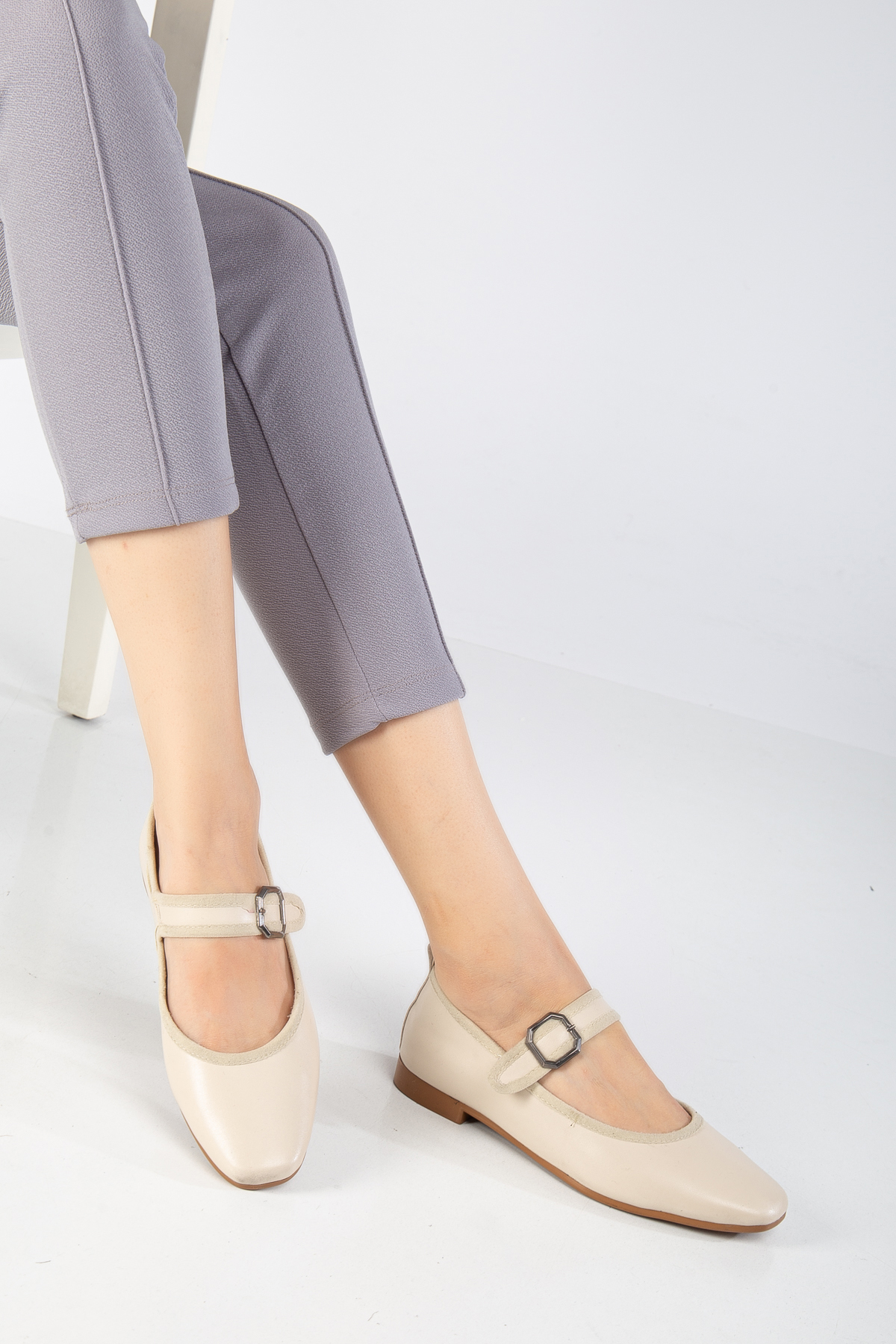 Kadın Bej Oval Burunlu Tokalı Babet