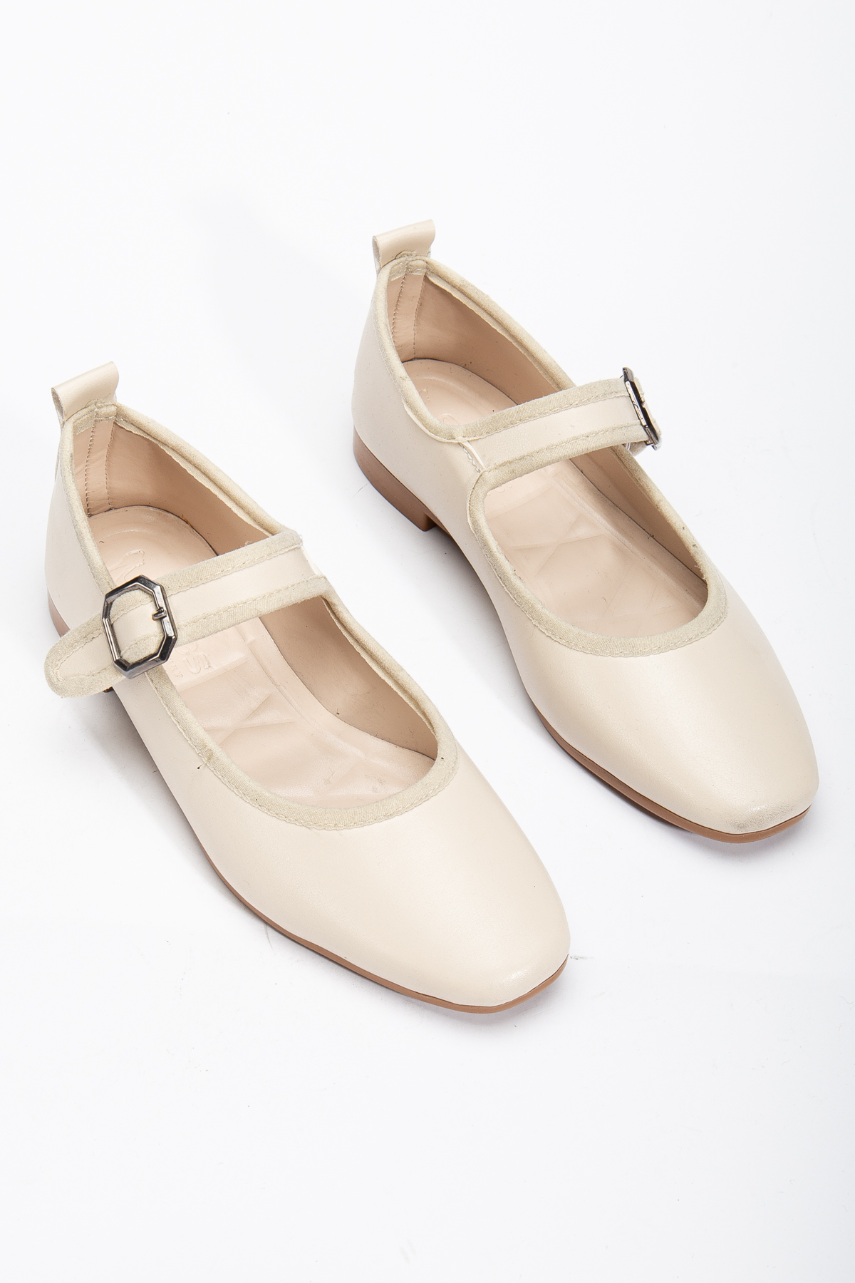 Kadın Bej Oval Burunlu Tokalı Babet