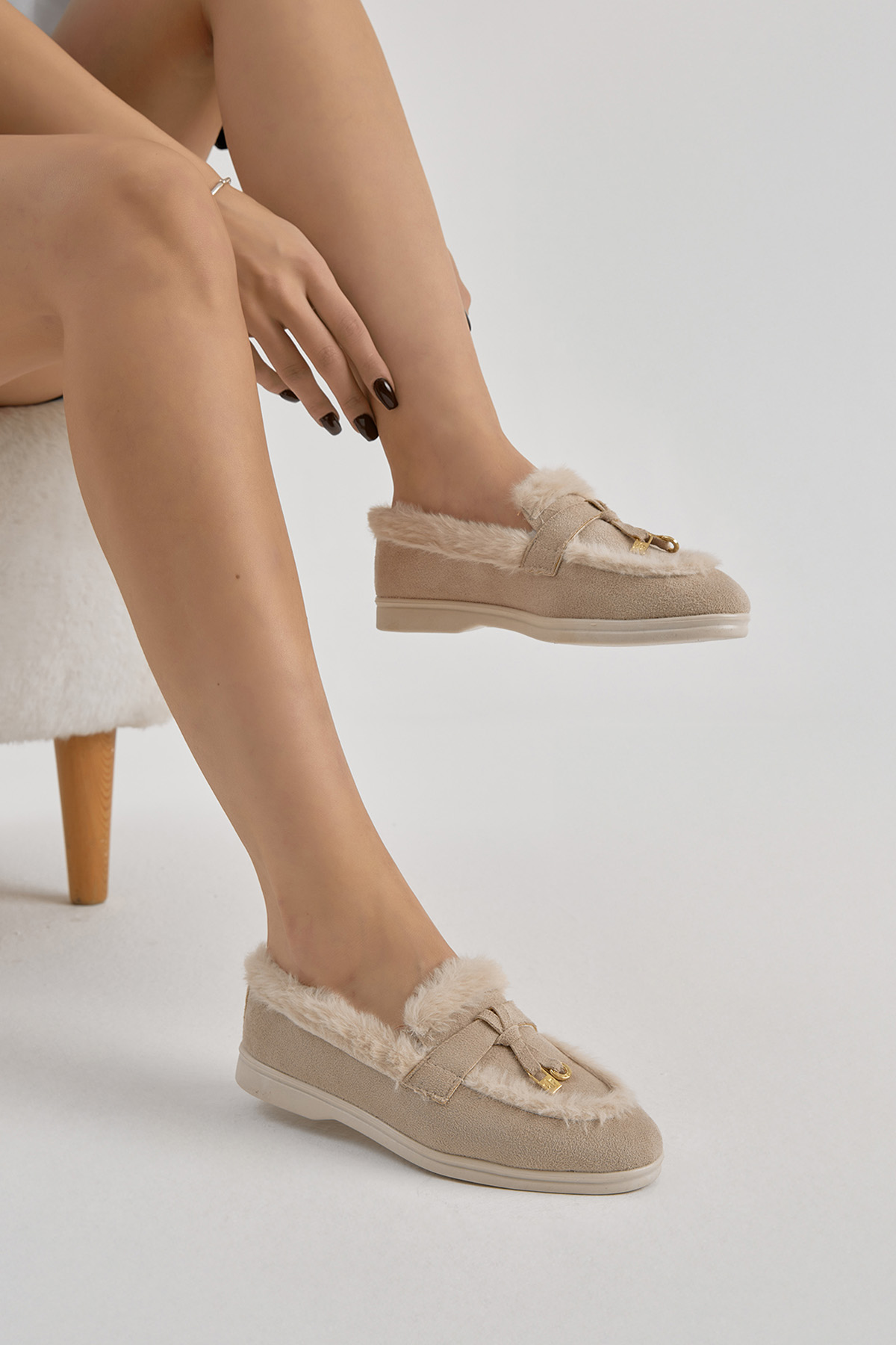 Kadın Bej Termo Taban Kürk Detaylı Süet Görünümlü Tokalı Günlük Loafer Ayakkabı