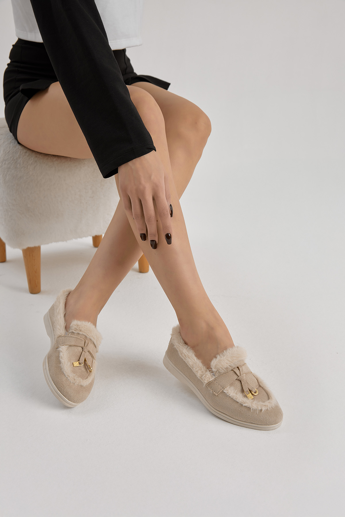 Kadın Bej Termo Taban Kürk Detaylı Süet Görünümlü Tokalı Günlük Loafer Ayakkabı