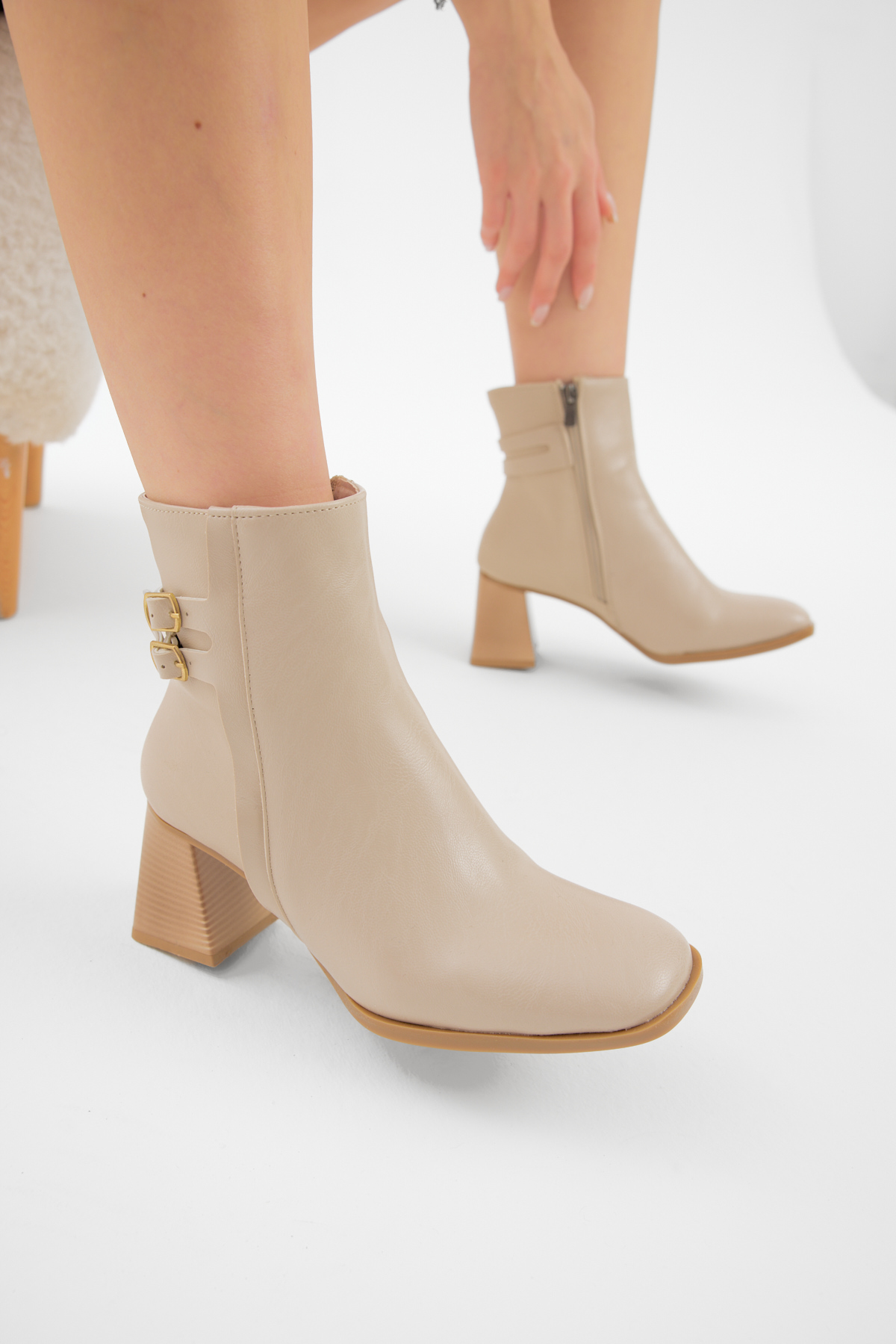 Kadın Bej TPU Taban Çift Tokalı Fermuarlı Topuklu Bot