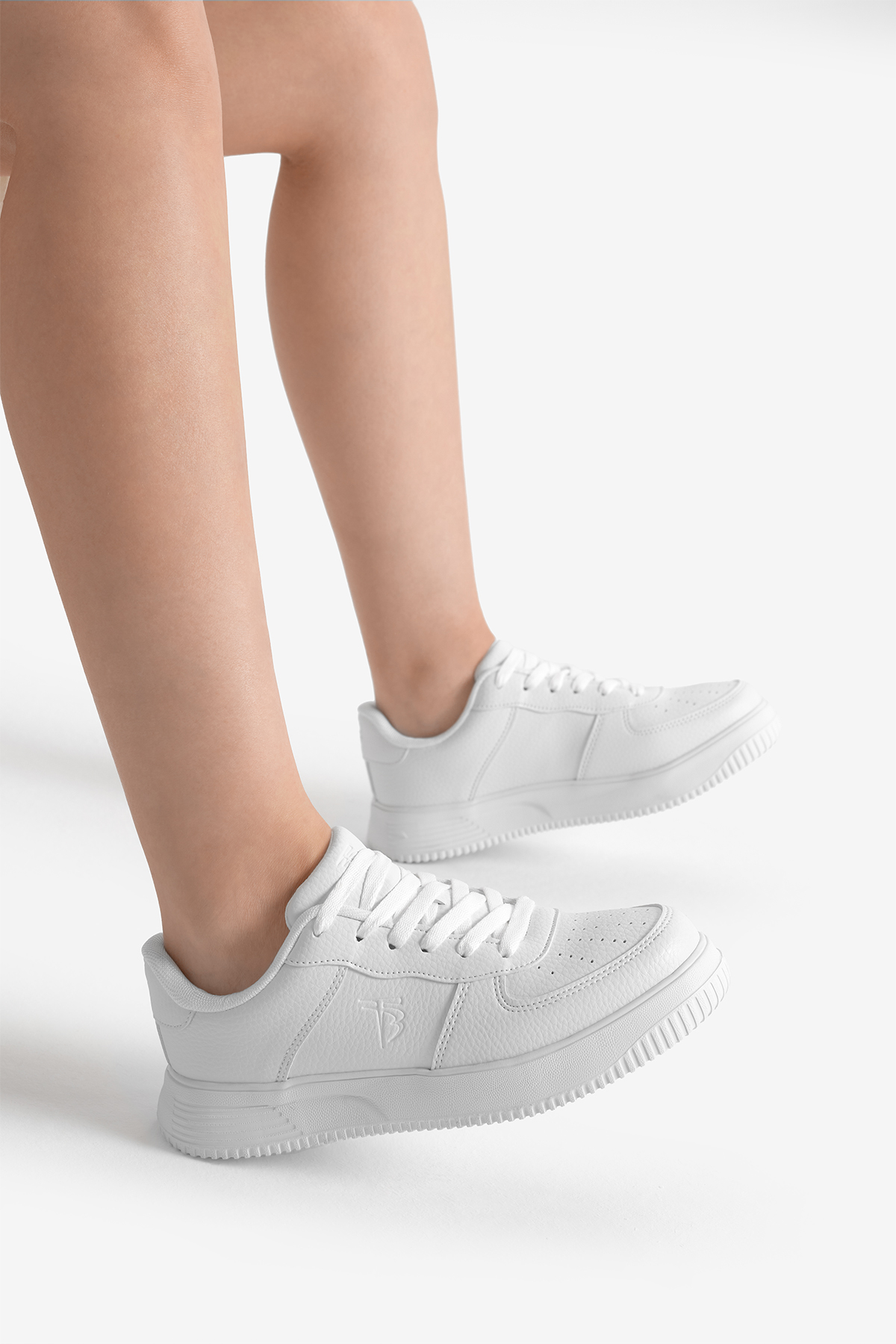 Kadın Beyaz Kalın Faylon Taban Düz Desenli Bağcıklı Spor Ayakkabı