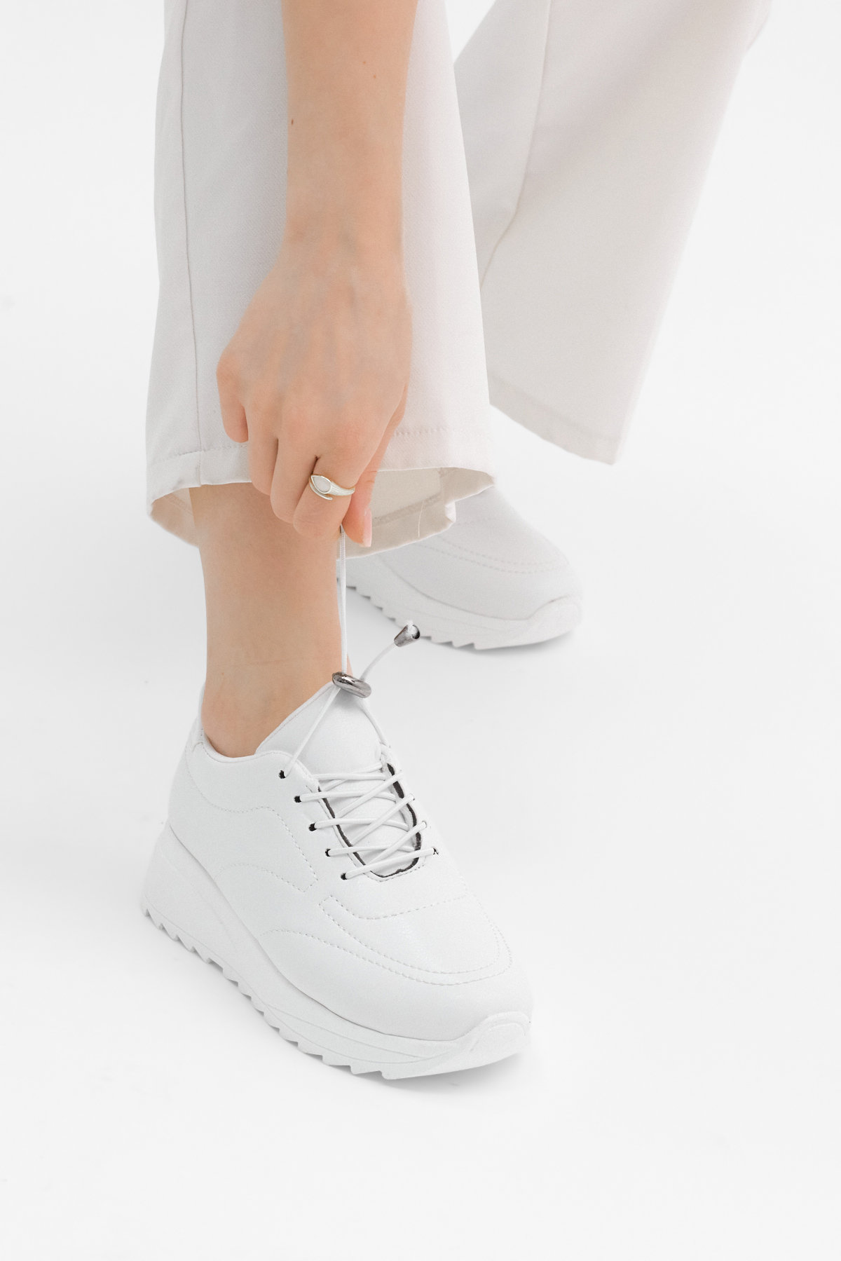 Kadın Beyaz Rahat Kalıp Bağcıklı Kadın Ayakkabı