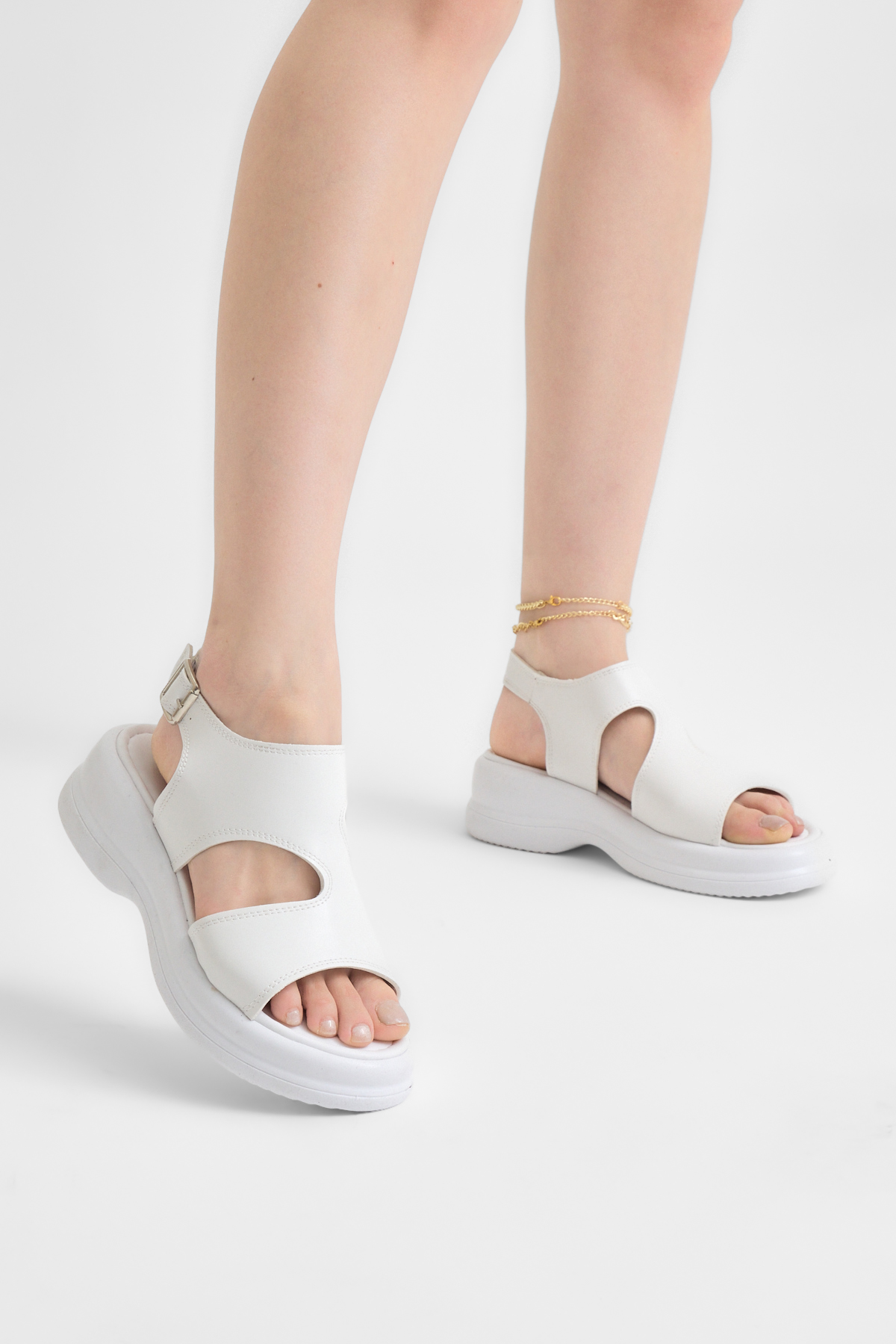 Kadın Beyaz Rahat Kalıp Düz Tokalı Sandalet