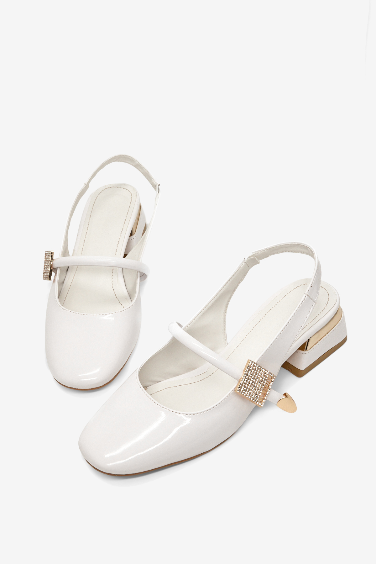 Kadın Beyaz Rugan Rahat Kalıp Kemer Detaylı Taşlı Topuklu Ayakkabı