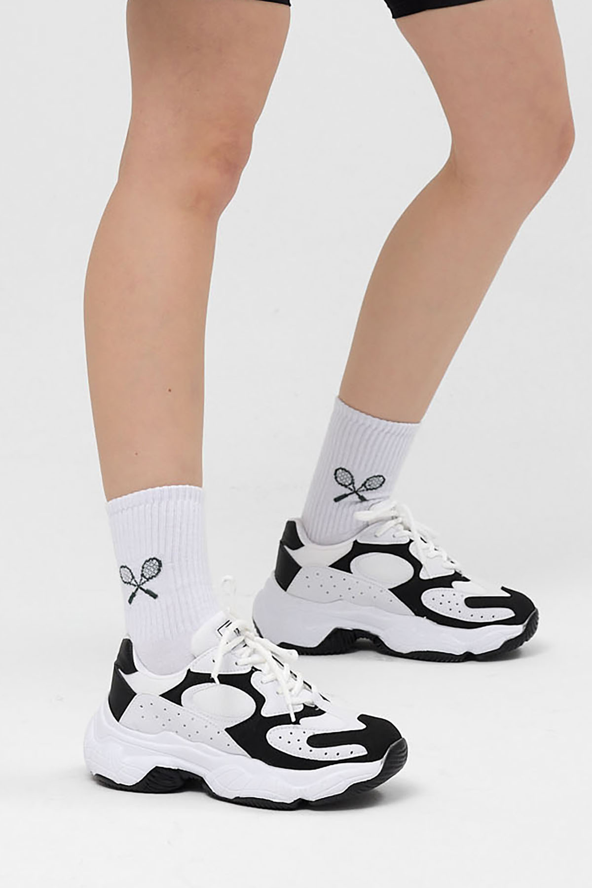 Kadın Beyaz Siyah File Rahat Kalıp Yüksek Taban Bağcıklı Spor Ayakkabı