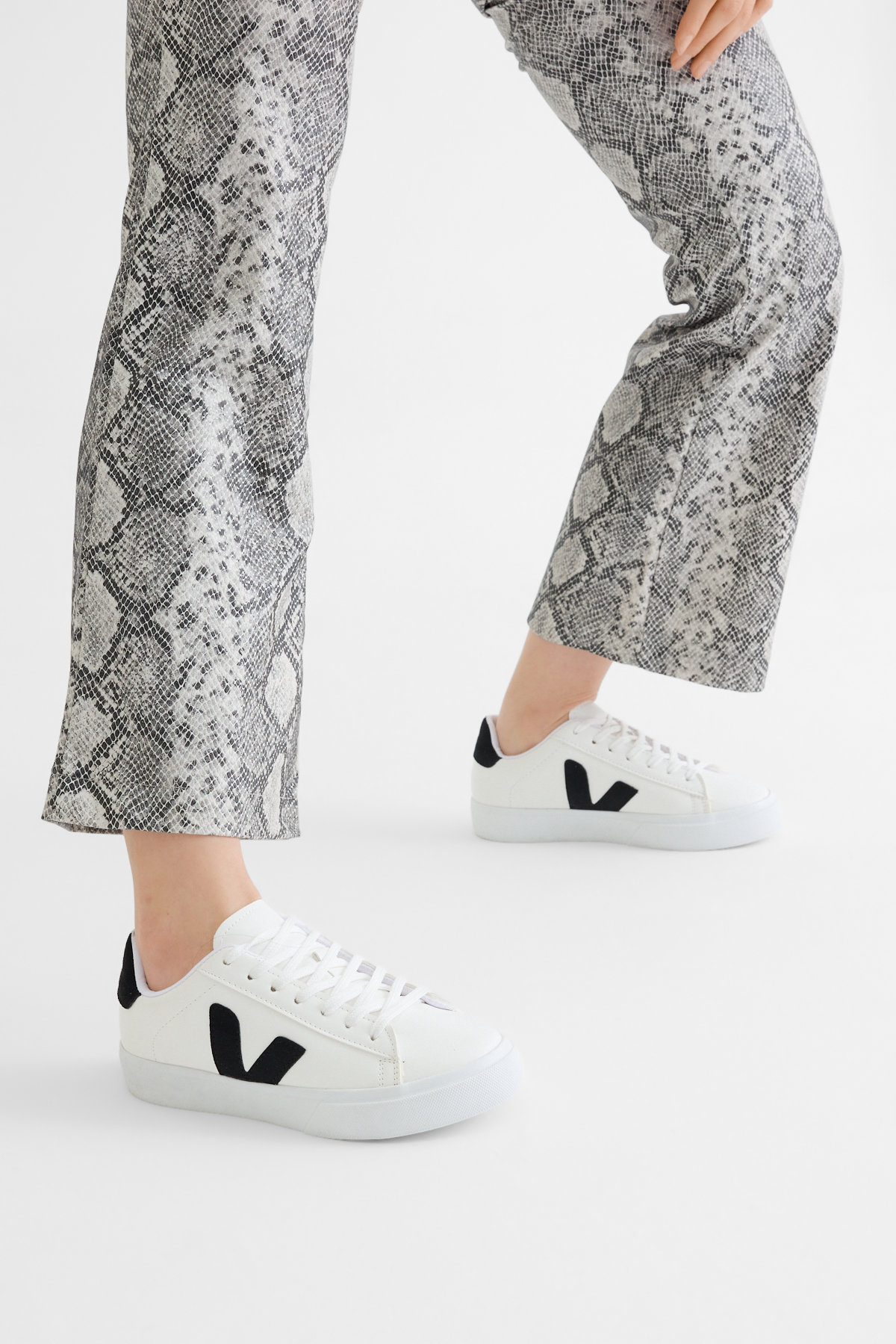 Kadın Beyaz Siyah Kauçuk Taban Rahat Bağcıklı Sneaker