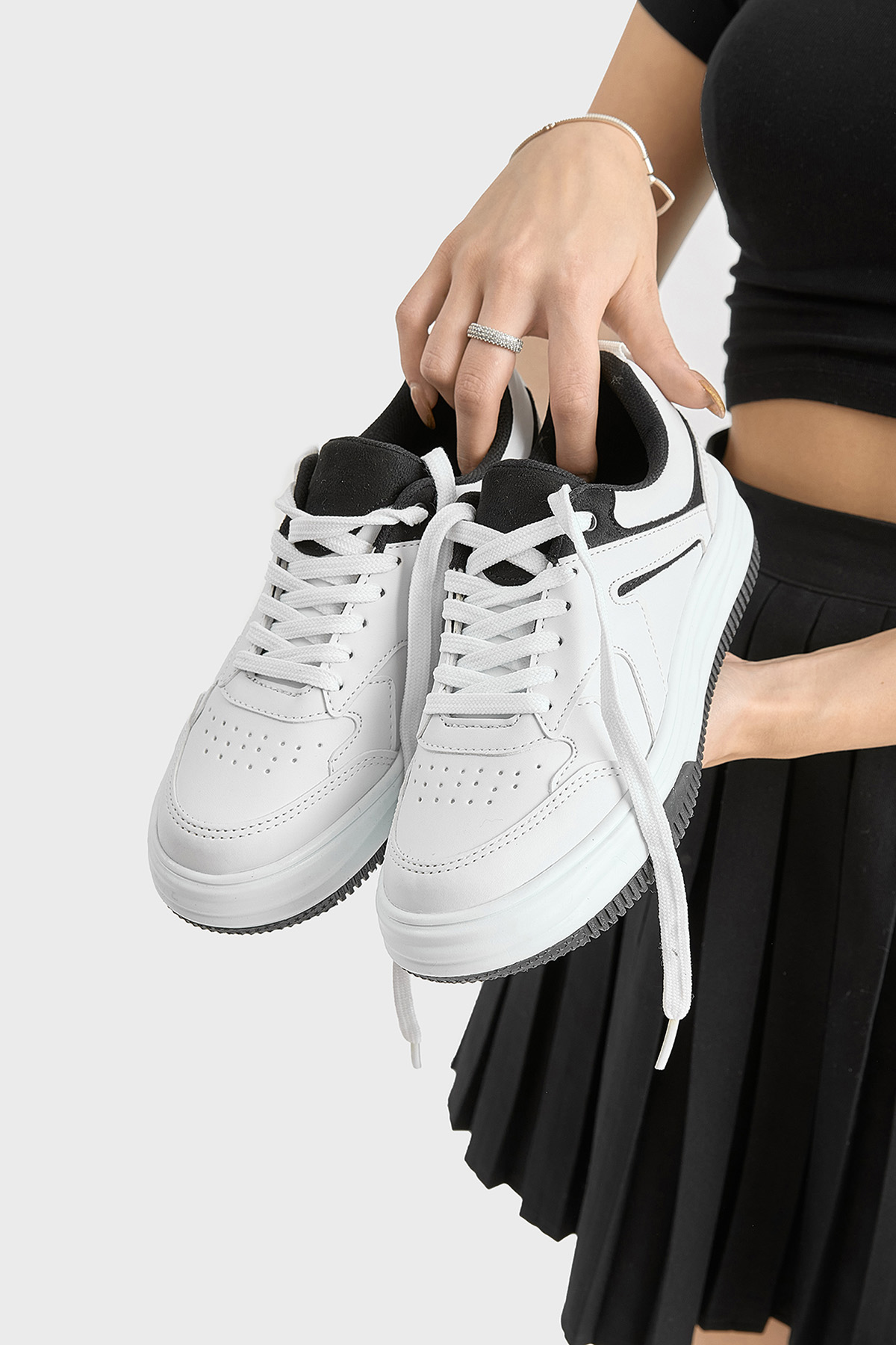 Kadın Beyaz Siyah Termo Taban Bağcıklı Spor Ayakkabı