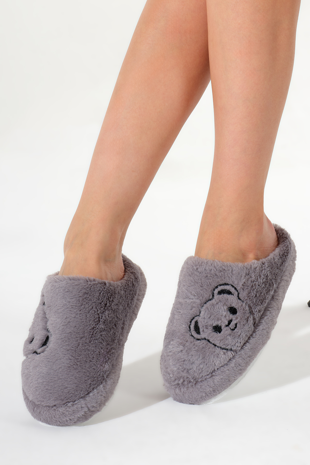 Kadın Füme Ayıcık Desenli Önü Kapalı Peluş Ev Terliği