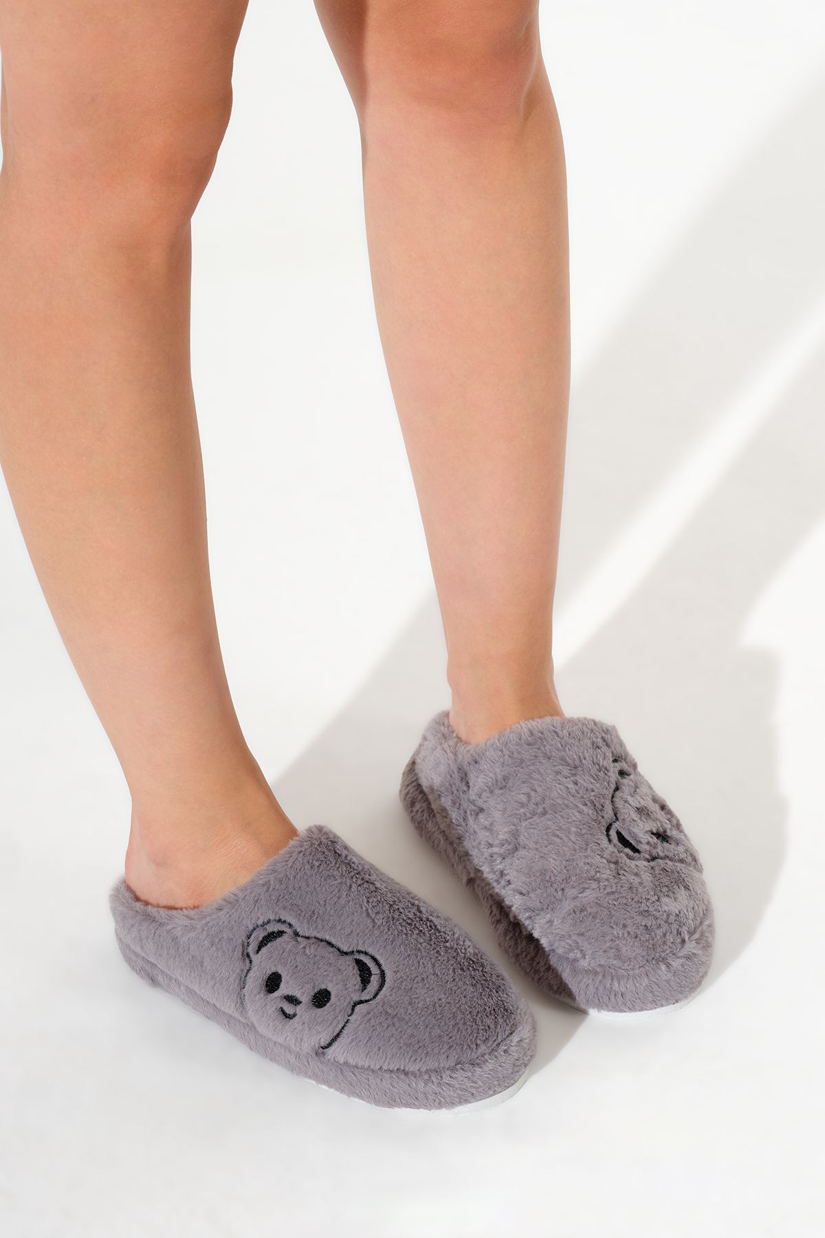 Kadın Füme Ayıcık Desenli Önü Kapalı Peluş Ev Terliği