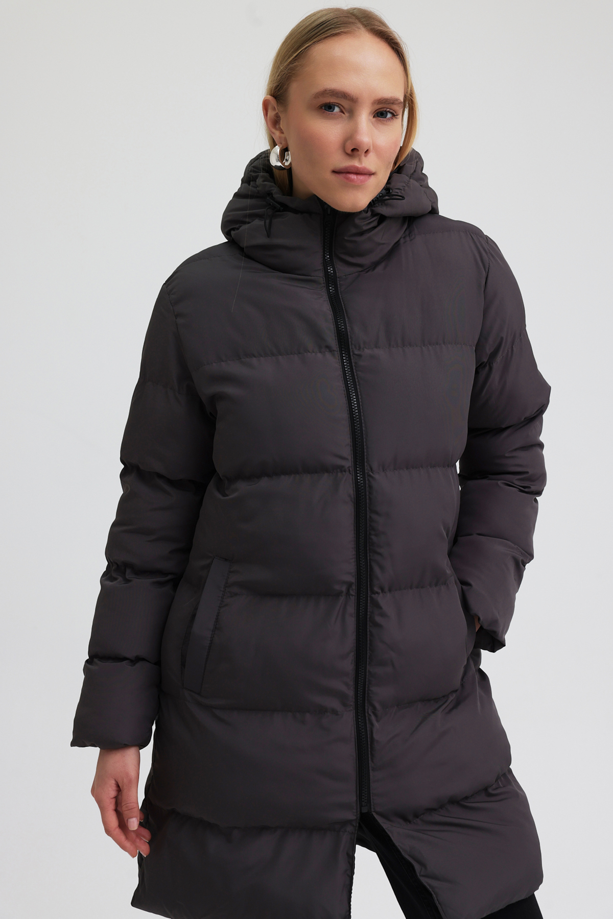 Kadın Füme Kapüşonlu Boydan Fermuarlı Cepli Orta Boy Dolumlu Şişme Mont