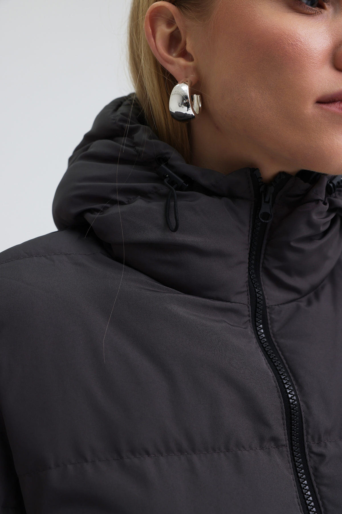 Kadın Füme Kapüşonlu Boydan Fermuarlı Cepli Orta Boy Dolumlu Şişme Mont