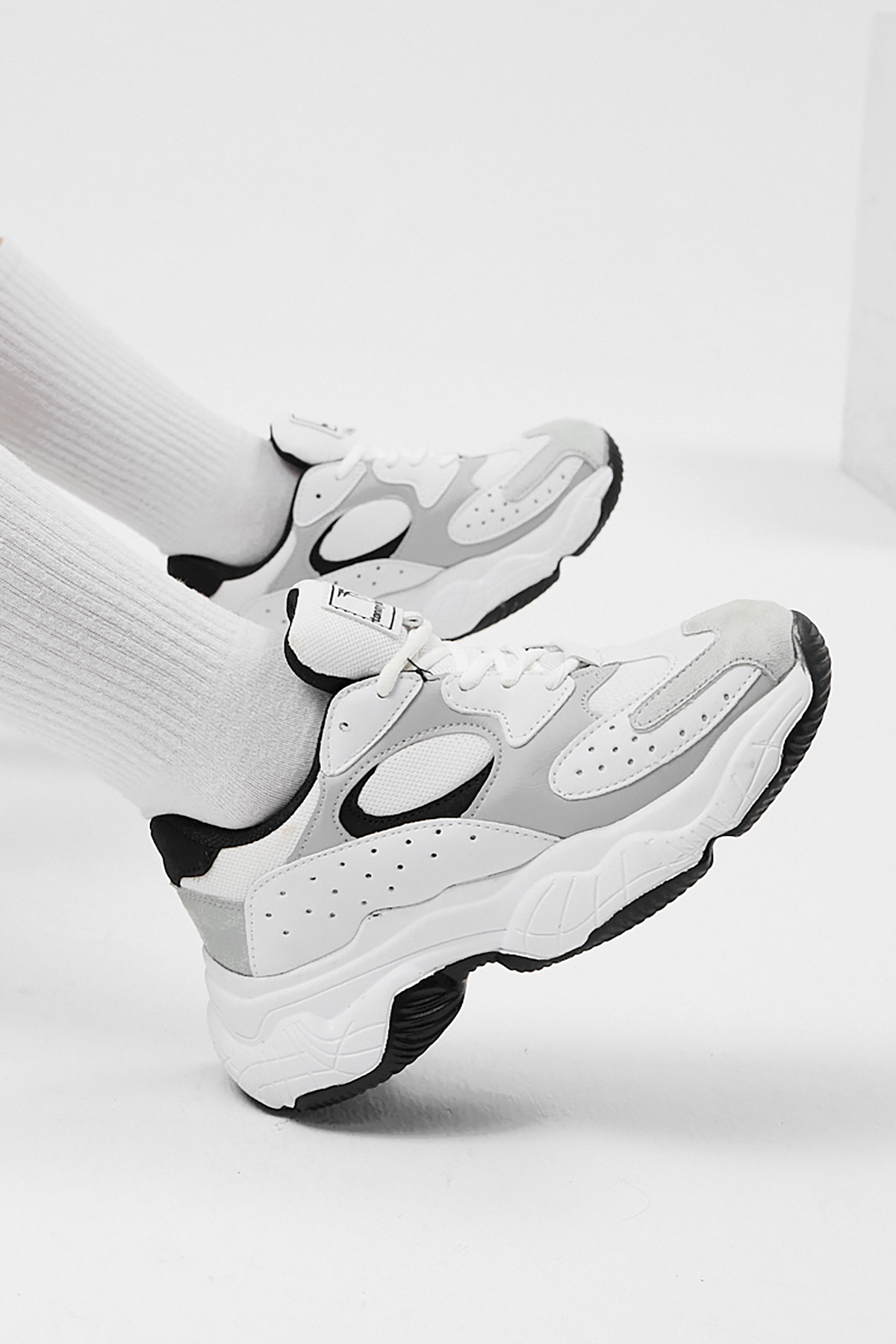 Kadın Gri Beyaz Rahat Kalıp Yüksek Taban Bağcıklı Spor Ayakkabı