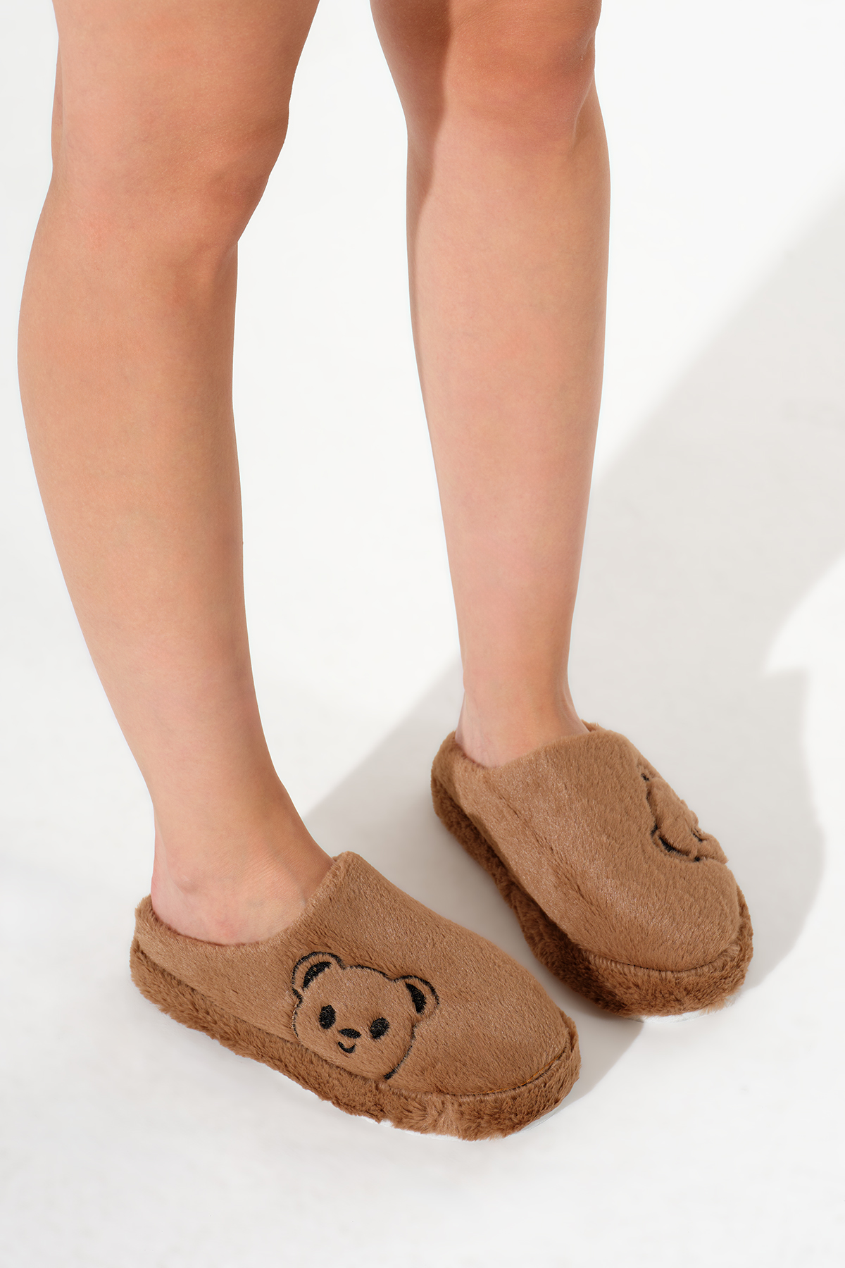 Kadın Kahve Ayıcık Desenli Önü Kapalı Peluş Ev Terliği