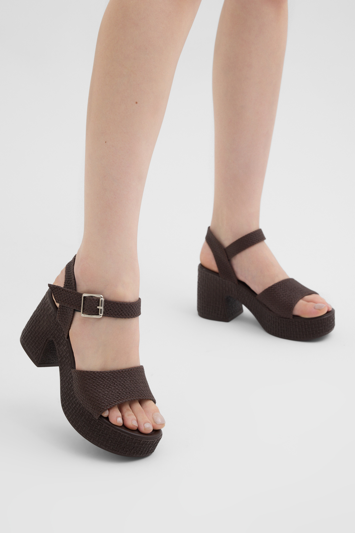 Kadın Kahve Rahat Kalıp Örme Şeritli Tokalı Ayakkabı