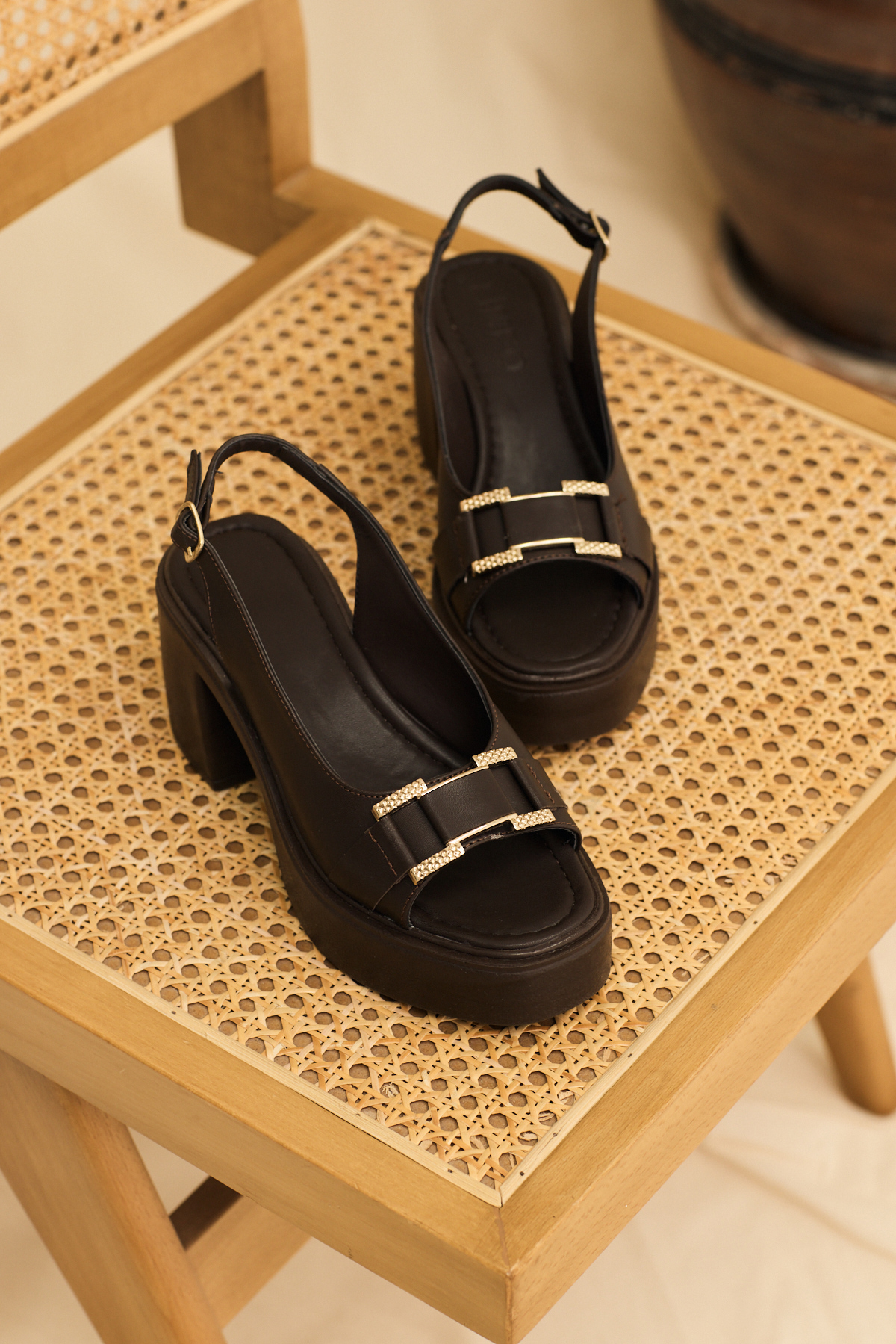 Kadın Kahve Yüksek Taban Rahat Tokalı Topuklu Sandalet