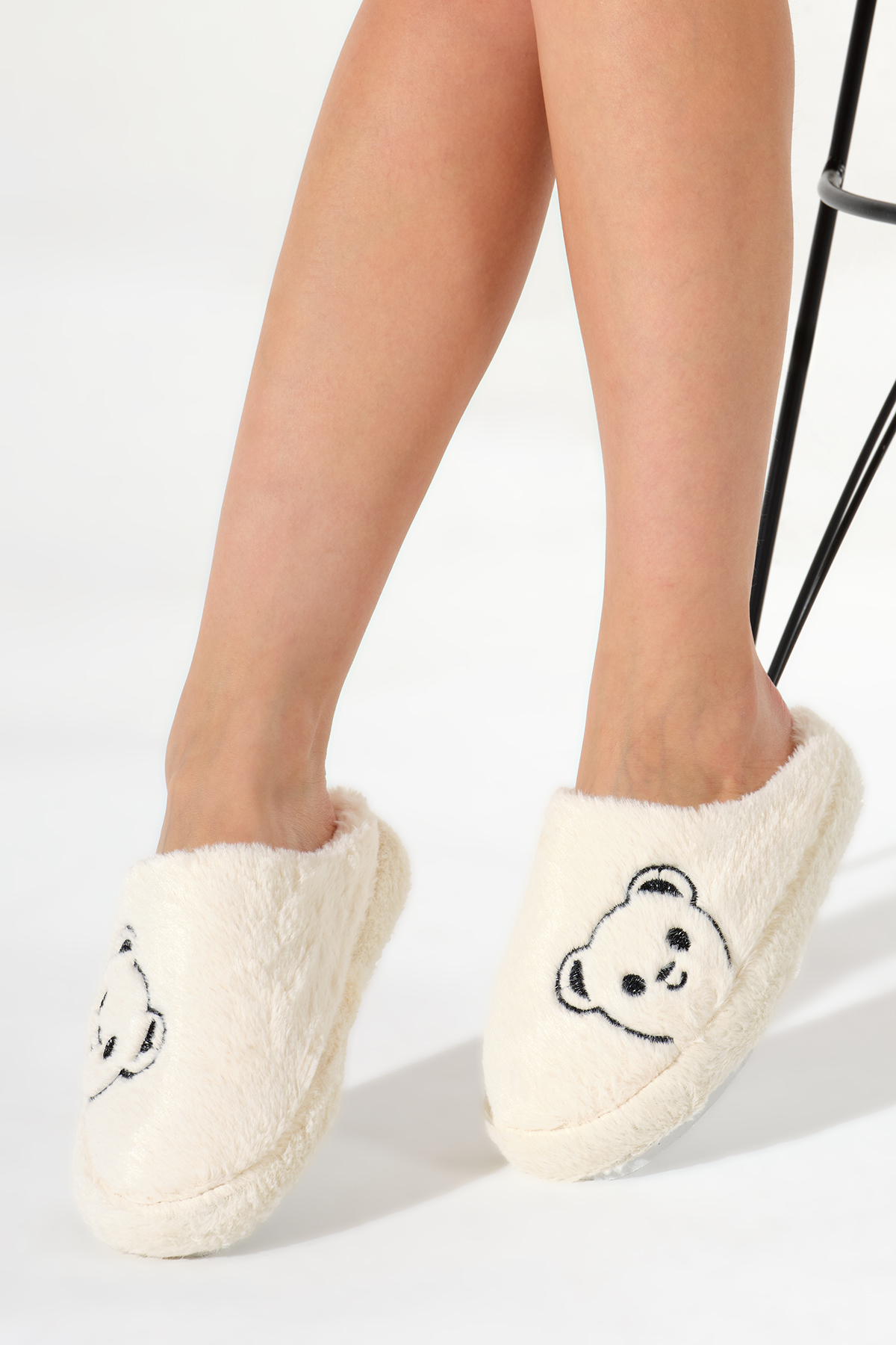 Kadın Krem Ayıcık Desenli Önü Kapalı Peluş Ev Terliği