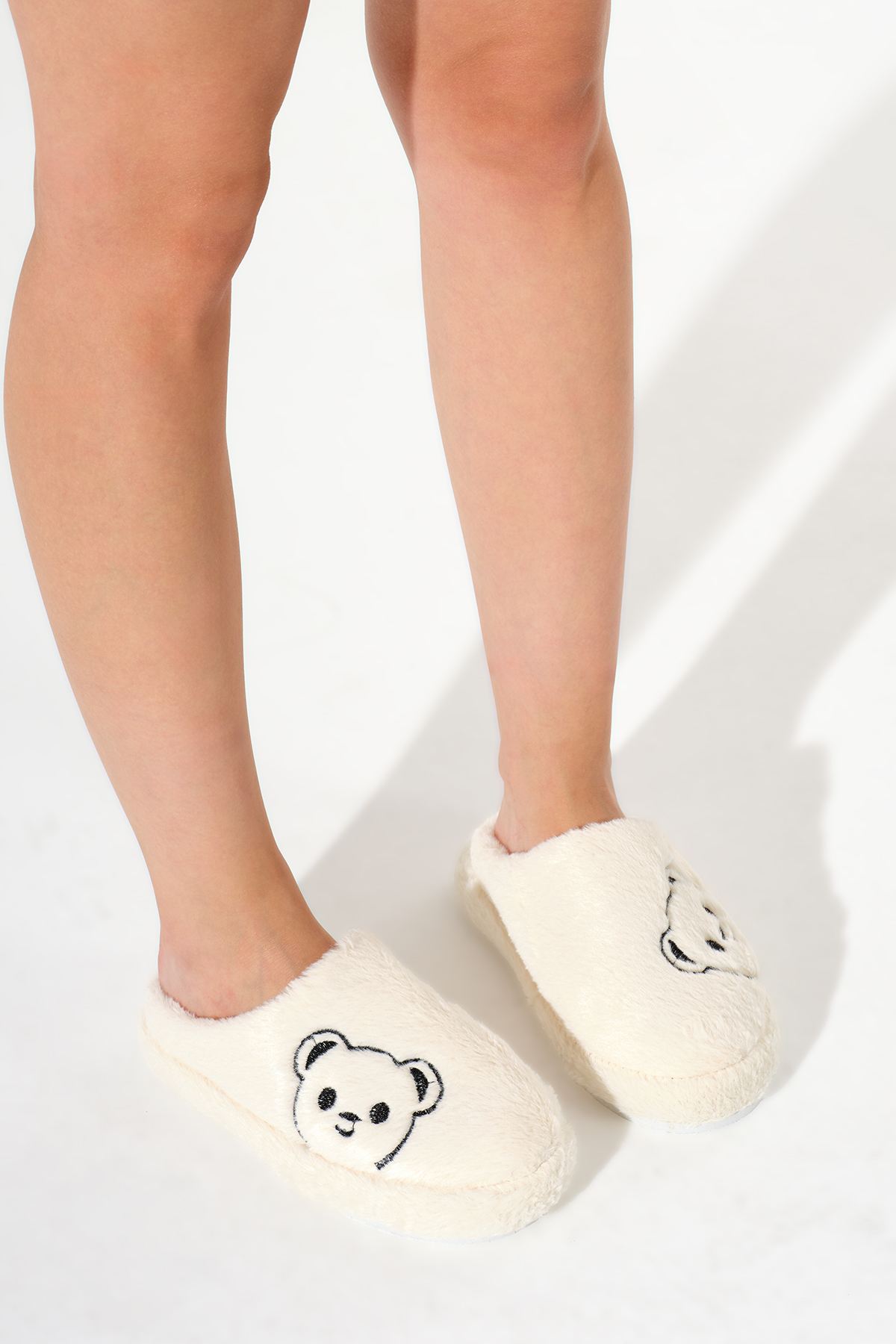 Kadın Krem Ayıcık Desenli Önü Kapalı Peluş Ev Terliği