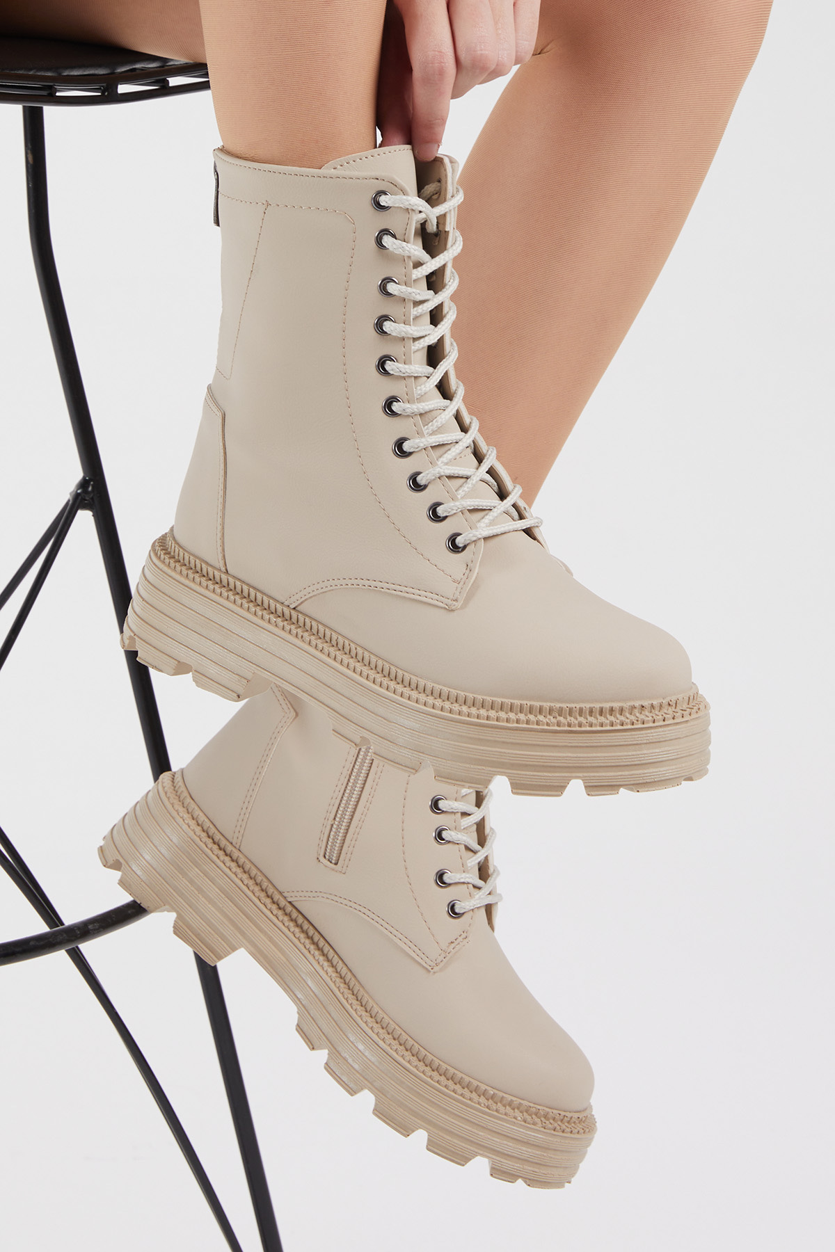 Kadın Krem Cilt Poli Taban Arkası Fermuar Detaylı Bağcıklı ve Fermuarlı Bot