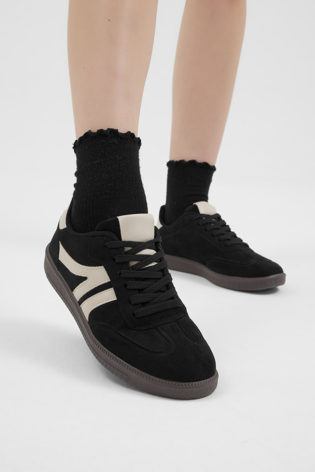 Kadın Siyah Bej Termo Taban Yanı Şeritli Bağcıklı Günlük Rahat Spor Ayakkabı