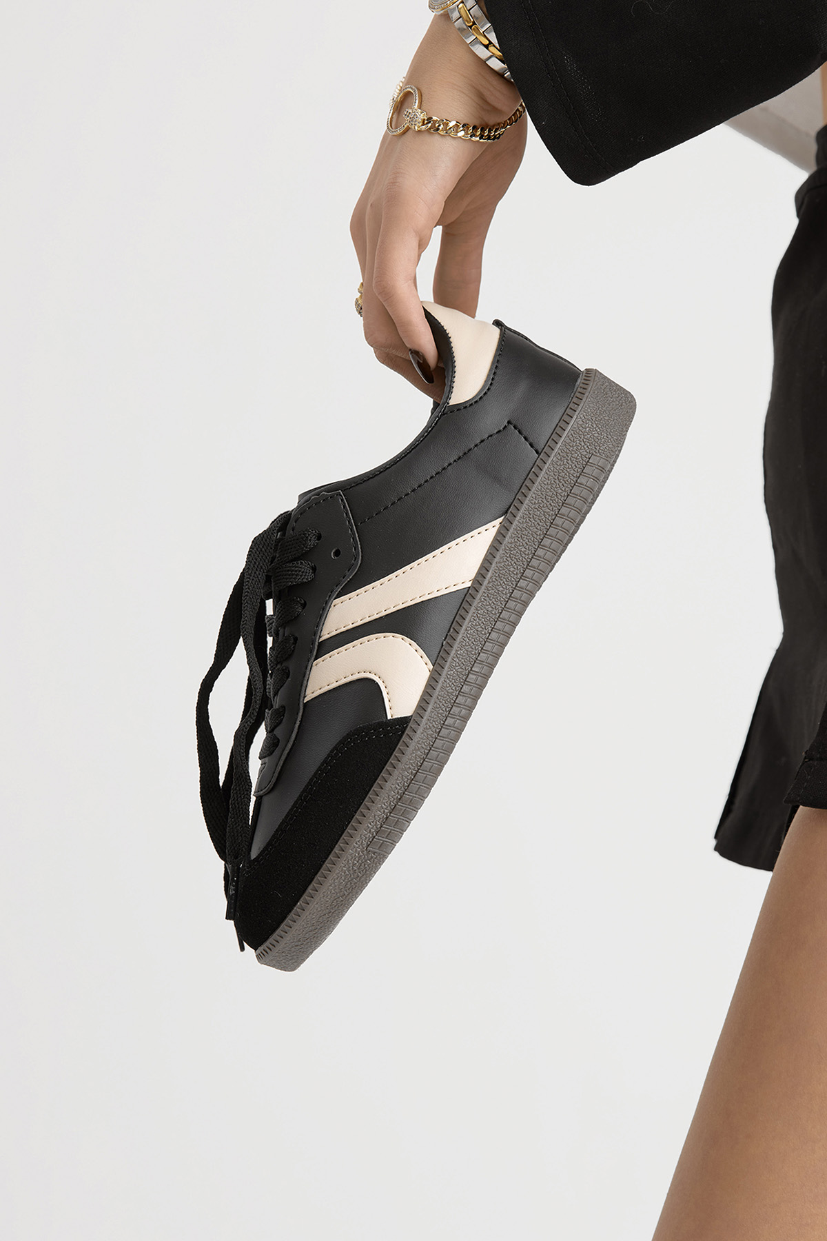 Kadın Siyah Bej Termo Taban Yanı Şeritli Bağcıklı Spor Ayakkabı