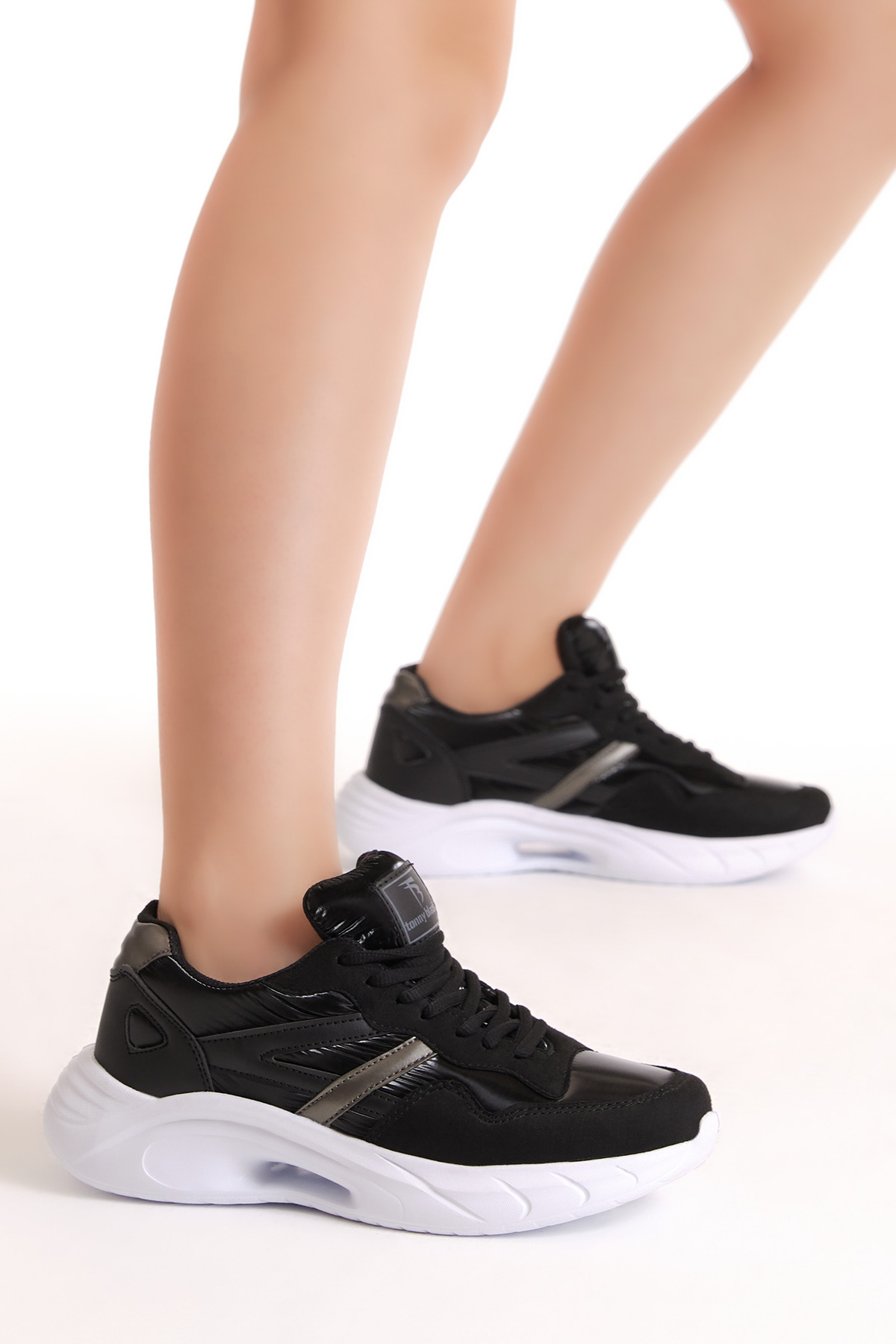 Kadın Siyah Beyaz Faylon Taban Şeritli Bağcıklı Spor Ayakkabı