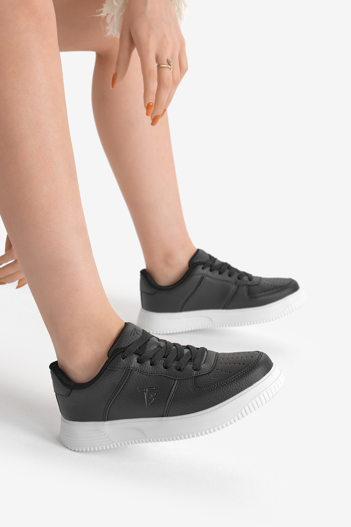 Kadın Siyah Beyaz Kalın Faylon Taban Düz Desenli Bağcıklı Spor Ayakkabı