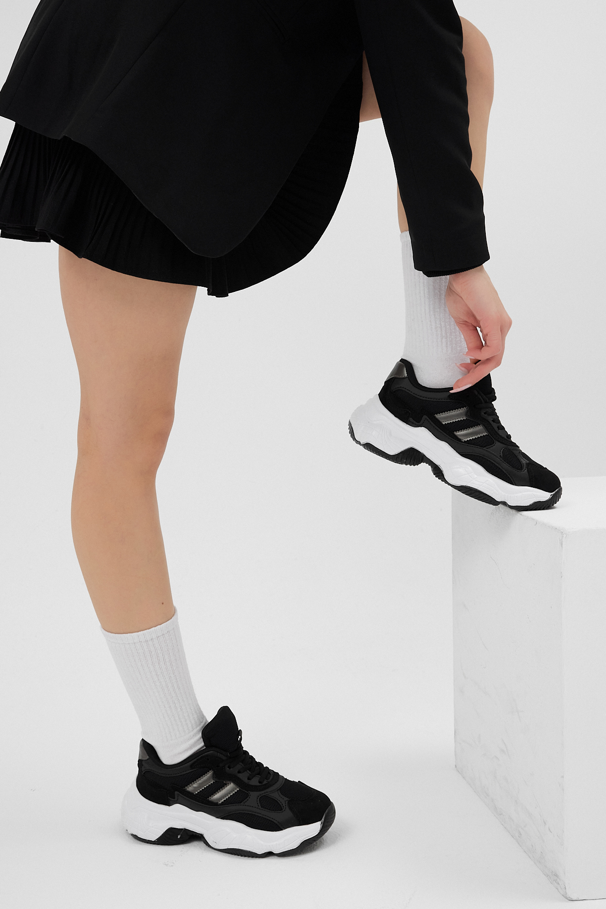 Kadın Siyah Beyaz Rahat Kalıp Yüksek Taban Şeritli Spor Ayakkabı
