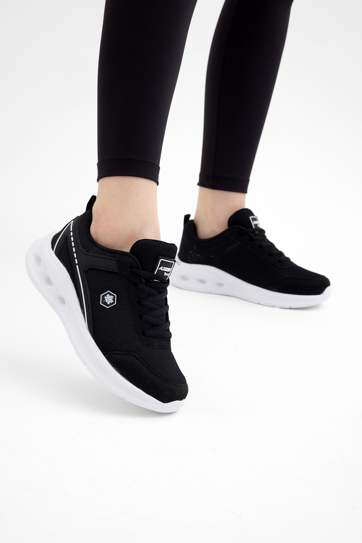 Kadın Siyah Beyaz Rahat Kalıp Hafif  Konforlu Sneaker