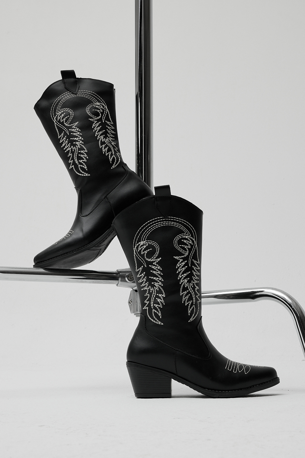 Kadın Siyah Beyaz Termo Taban Nakış İşlemeli Fermuarlı Topuklu Western Kovboy Bot