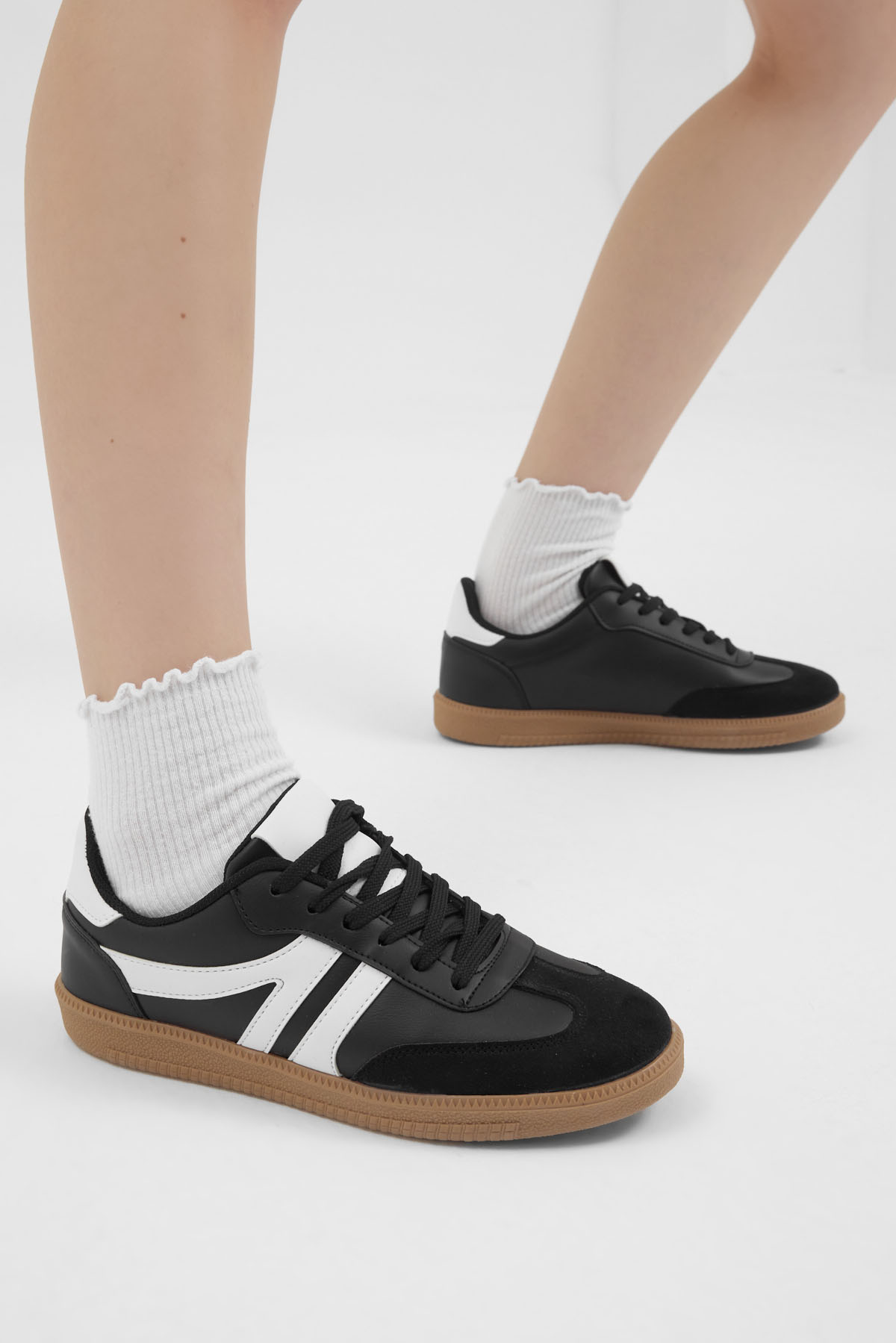 Kadın Siyah Beyaz Termo Taban Yanı Şeritli Bağcıklı Günlük Rahat Spor Ayakkabı