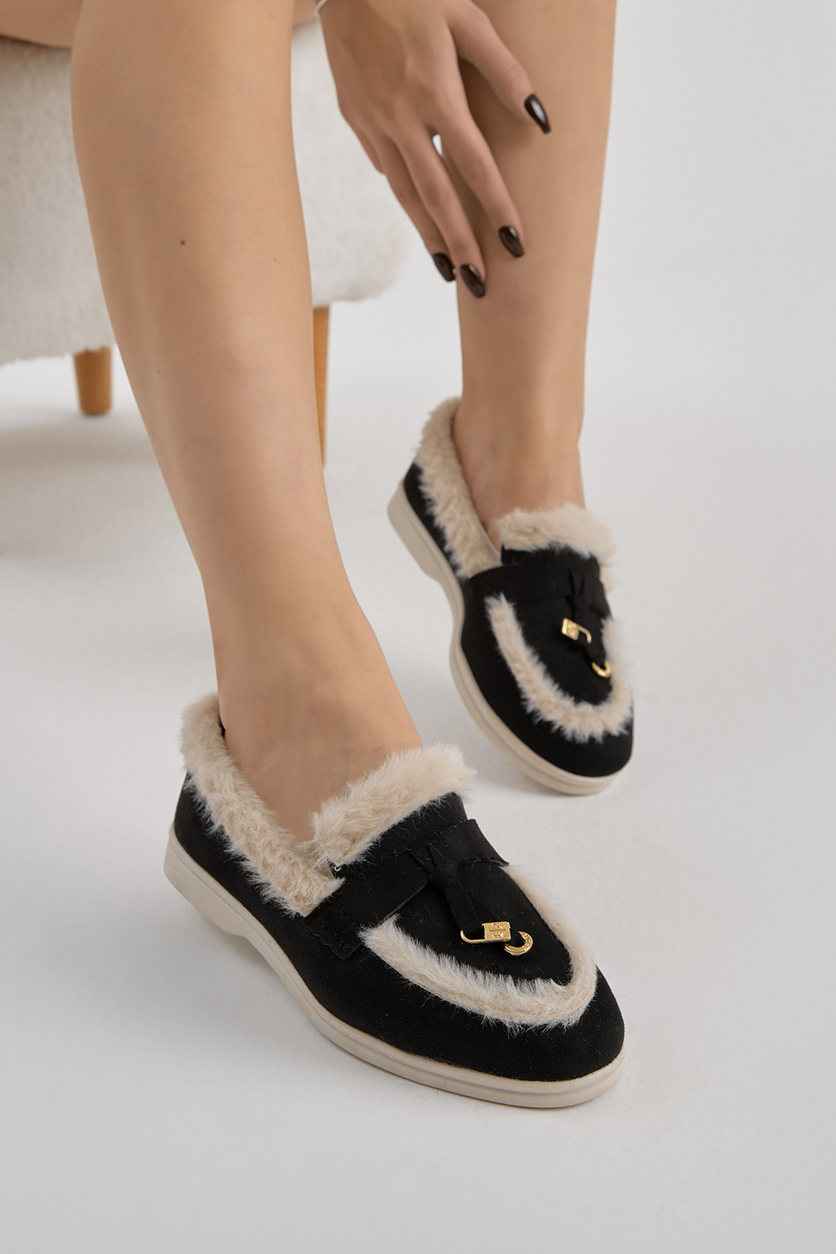 Kadın Siyah Beyaz Termo Taban Kürk Detaylı Süet Görünümlü Tokalı Günlük Loafer Ayakkabı