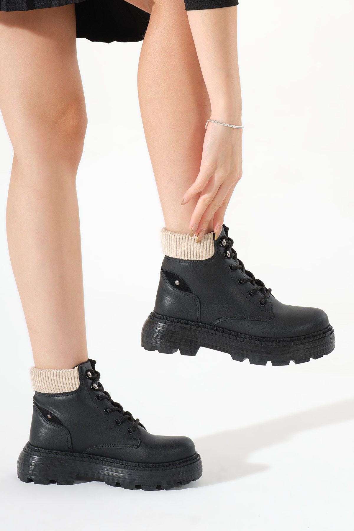 Kadın Siyah Cilt Kalın Poli Taban Bileği Lastikli Bağcıklı Bot