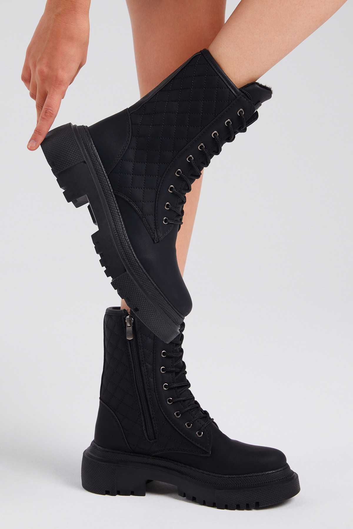 Kadın Siyah Cilt Kalın Taban Kapitone Nakışlı Bağcıklı ve Fermuarlı Bot