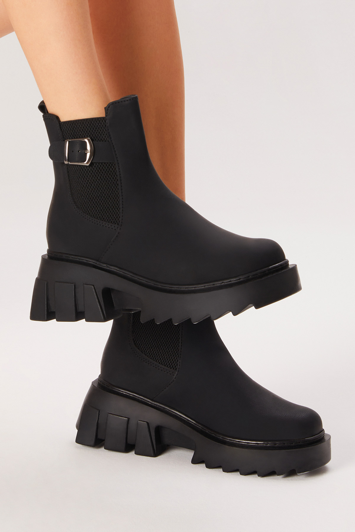 Kadın Siyah Cilt Rahat Kalıp Kalın Taban Tokalı Lastikli Bot