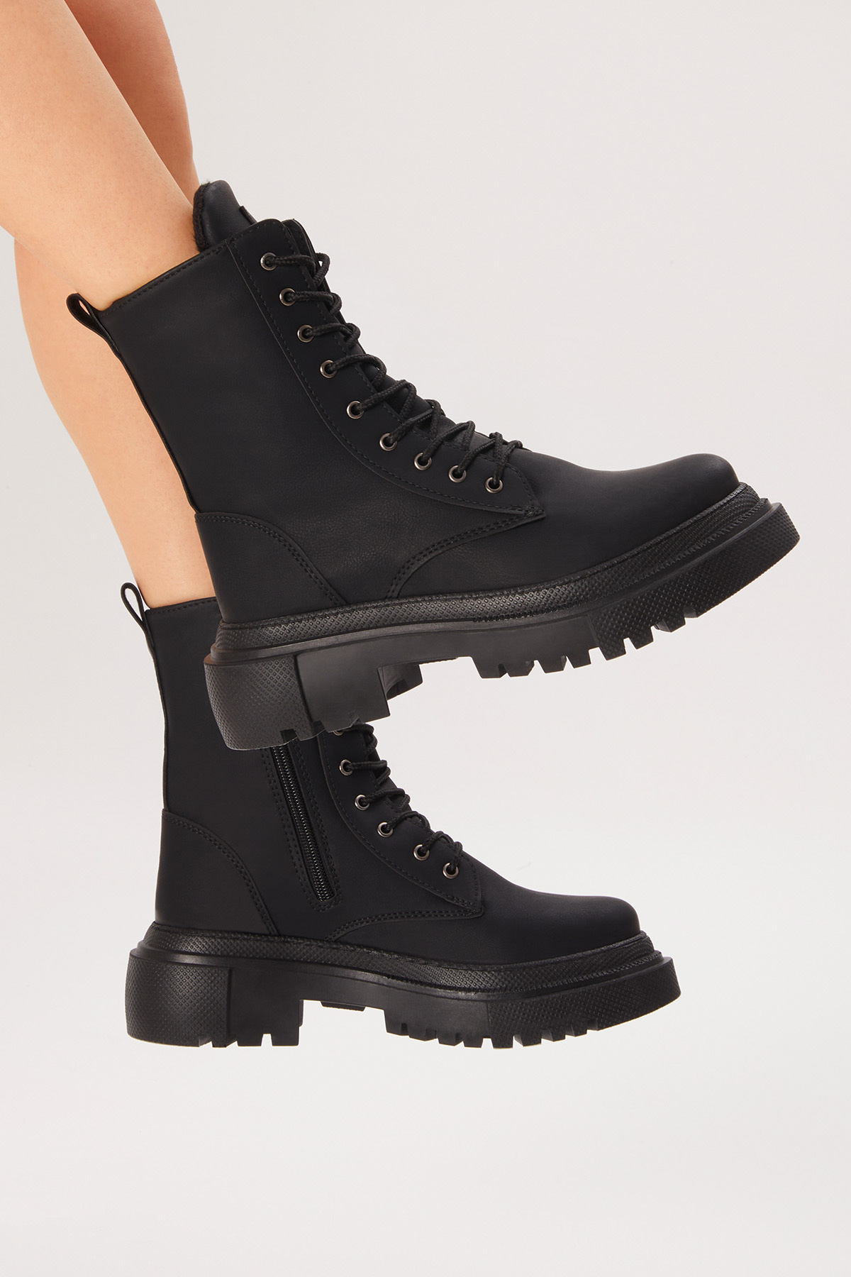 Kadın Siyah Cilt Rahat Kalıp Kalın Taban Bağcıklı ve Fermuarlı Bot