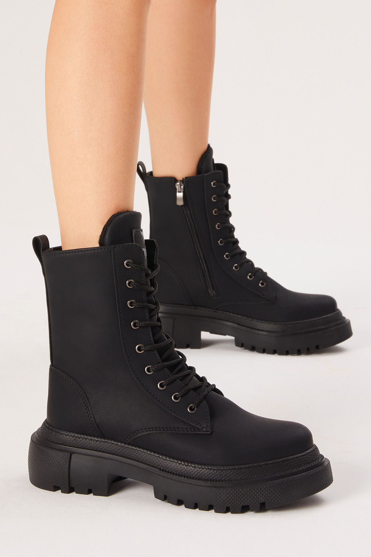 Kadın Siyah Cilt Rahat Kalıp Kalın Taban Bağcıklı ve Fermuarlı Bot