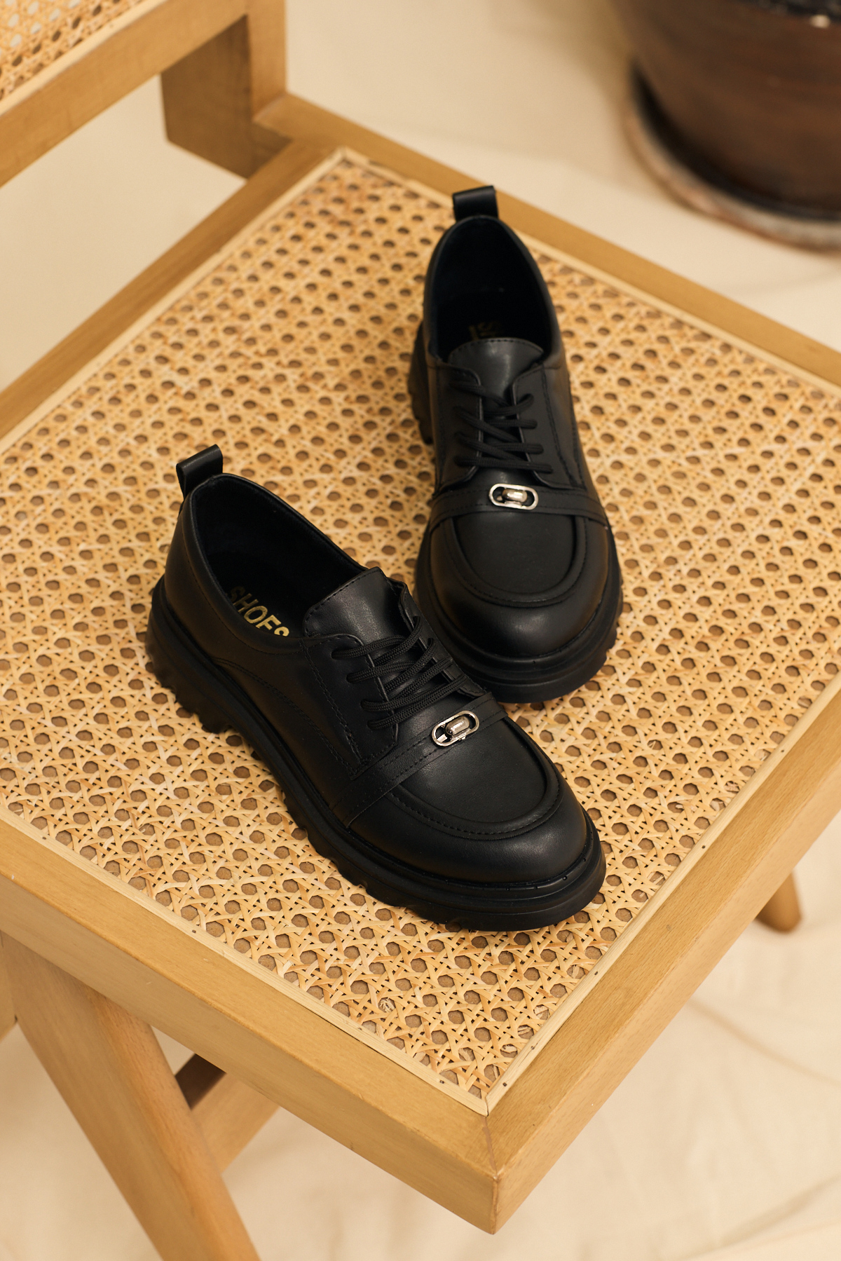 Kadın Siyah Cilt Rahat Kalıp Termo Taban  Bağcıklı Günlük Ayakkabı