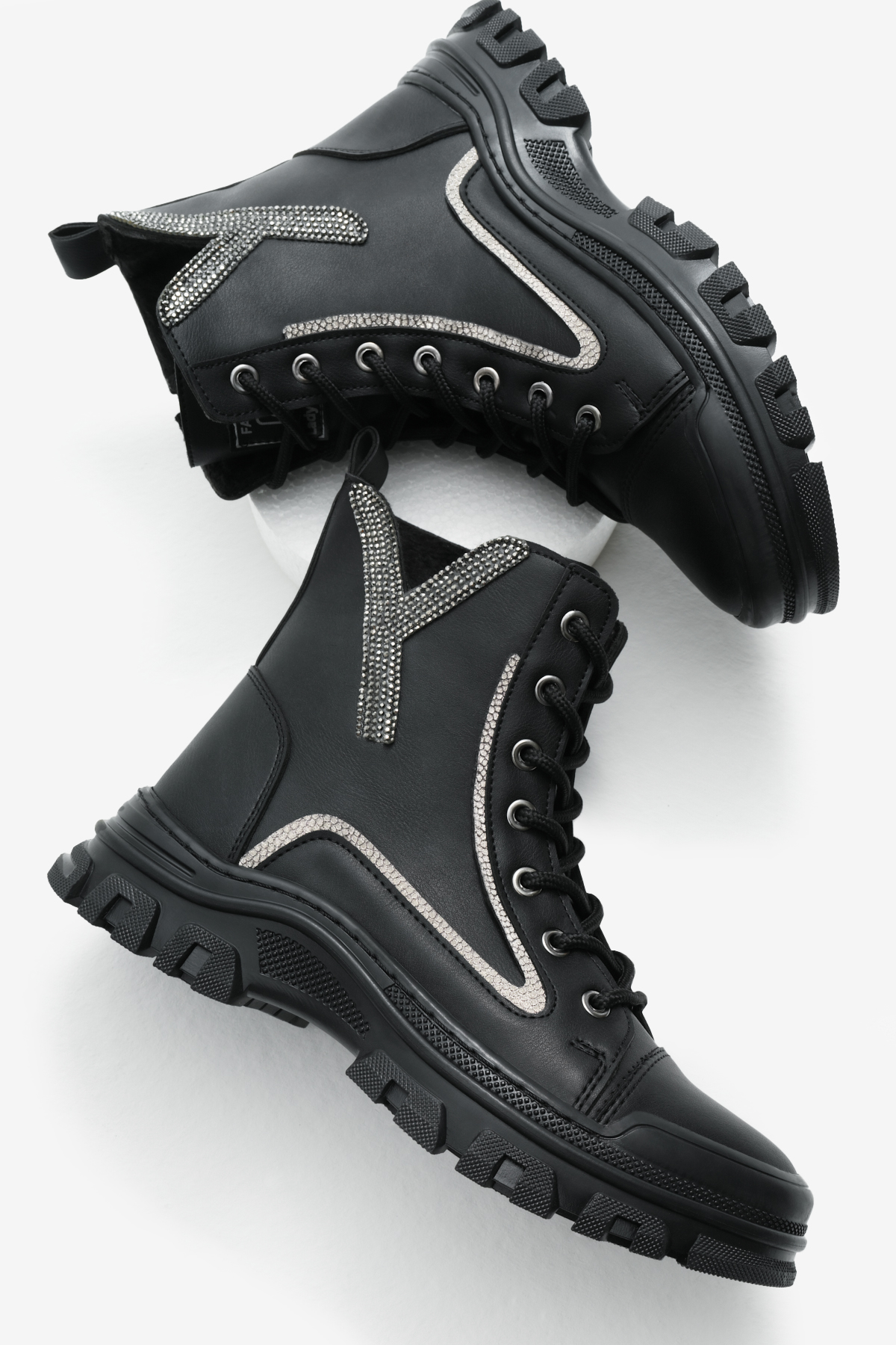 Kadın Siyah Cilt Termo Taban Desenli Bağcıklı ve Fermuarlı Bot