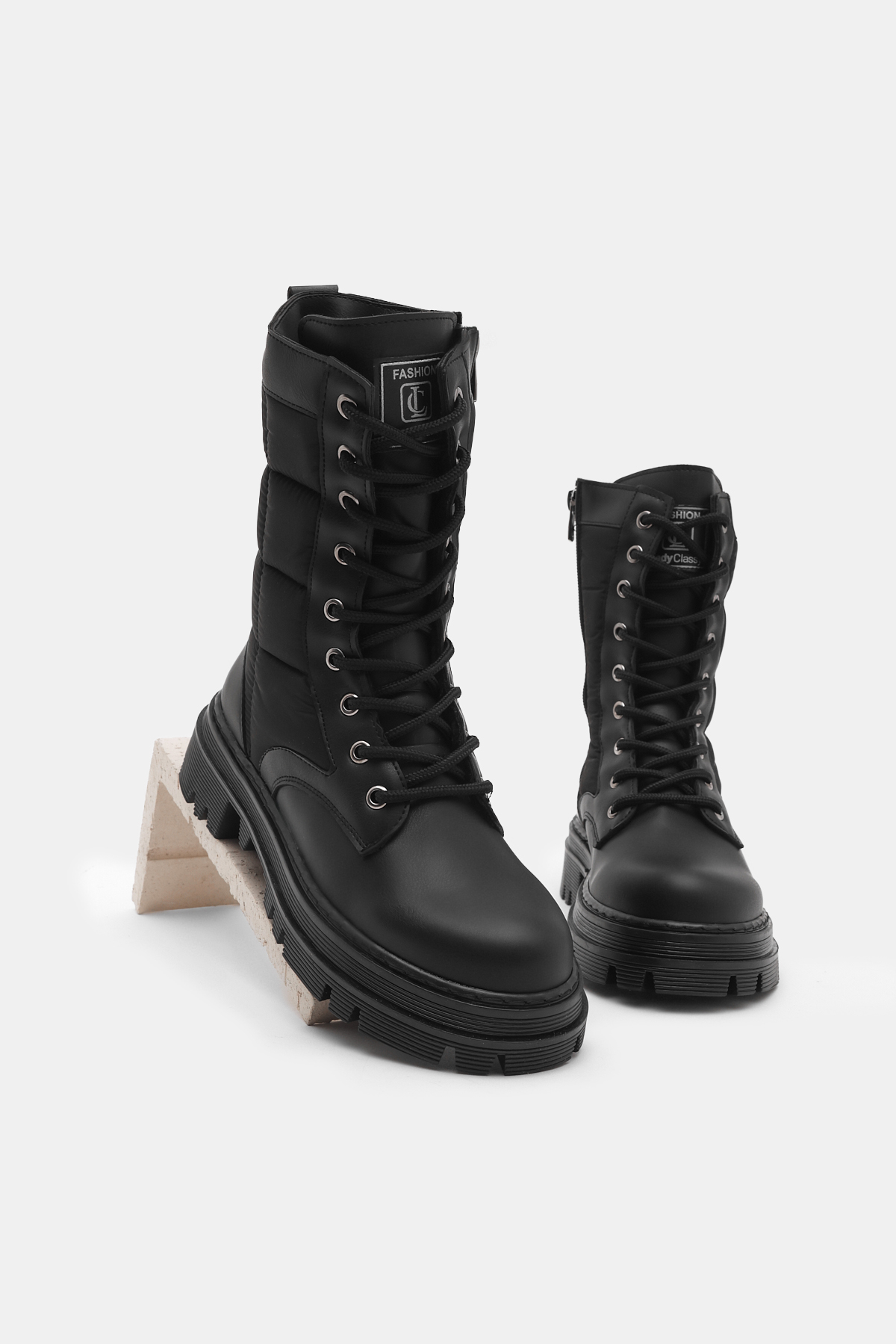 Kadın Siyah Cilt Termo Taban Nakışlı Karo Desenli Bağcıklı ve Fermuarlı Bot