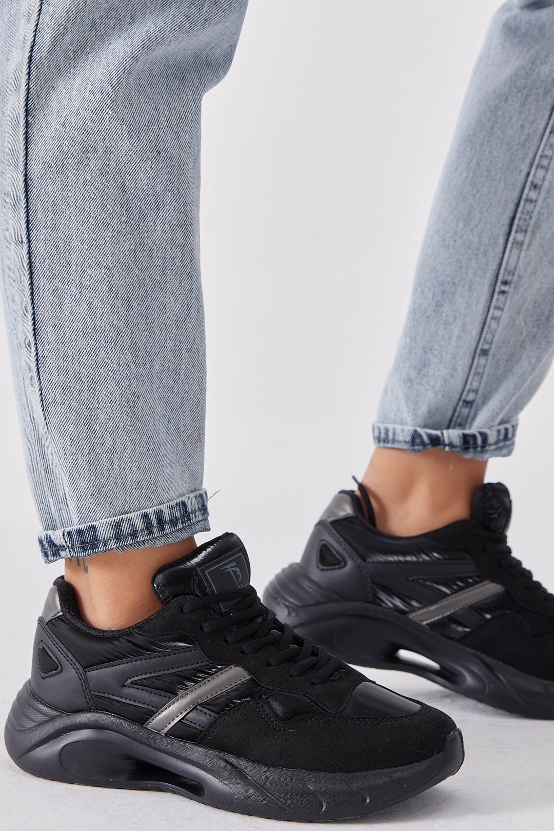 Kadın Siyah Faylon Taban Şeritli Bağcıklı Spor Ayakkabı