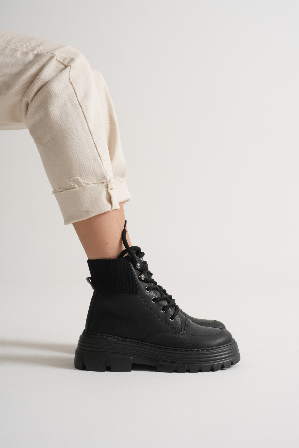 Kadın Siyah Kalın EVA Taban Boğazı Lastikli Bağcıklı Bot