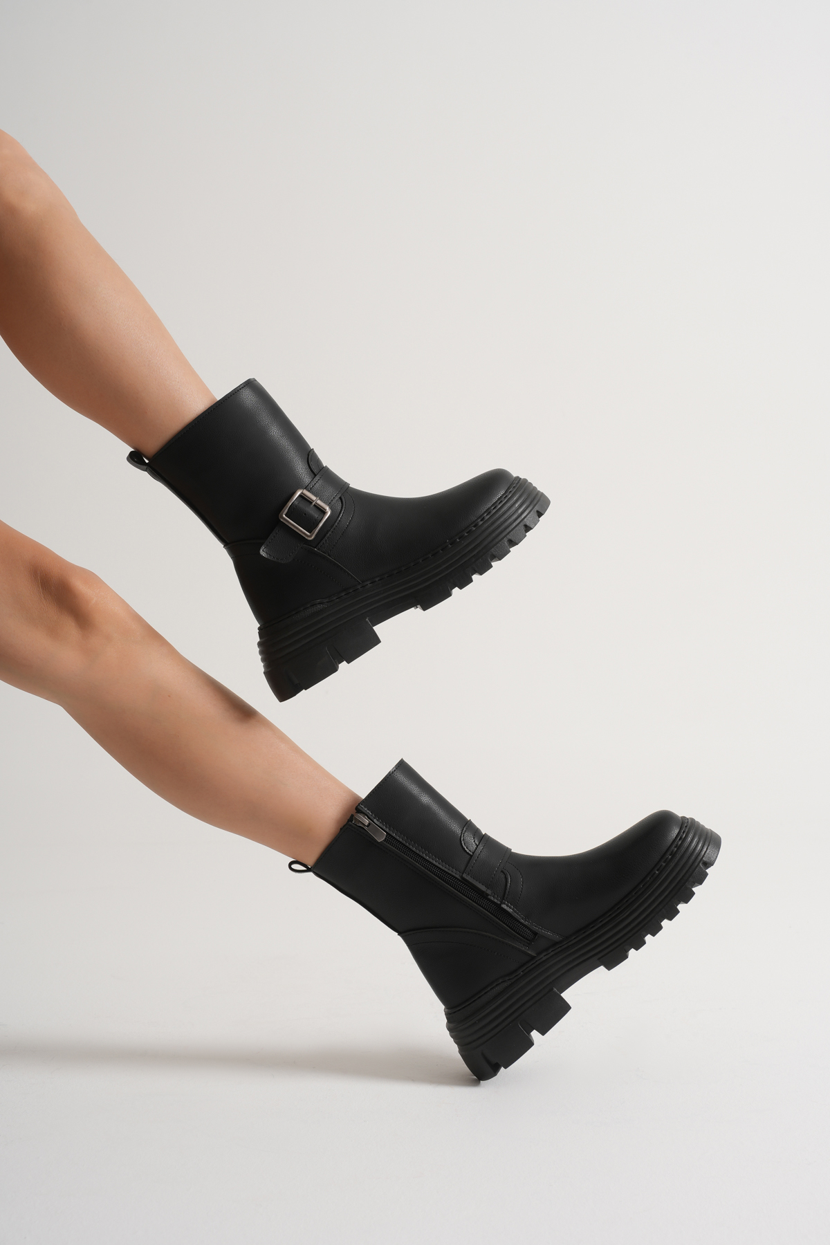 Kadın Siyah Kalın EVA Taban Kemer Toka Detaylı Fermuarlı Bot