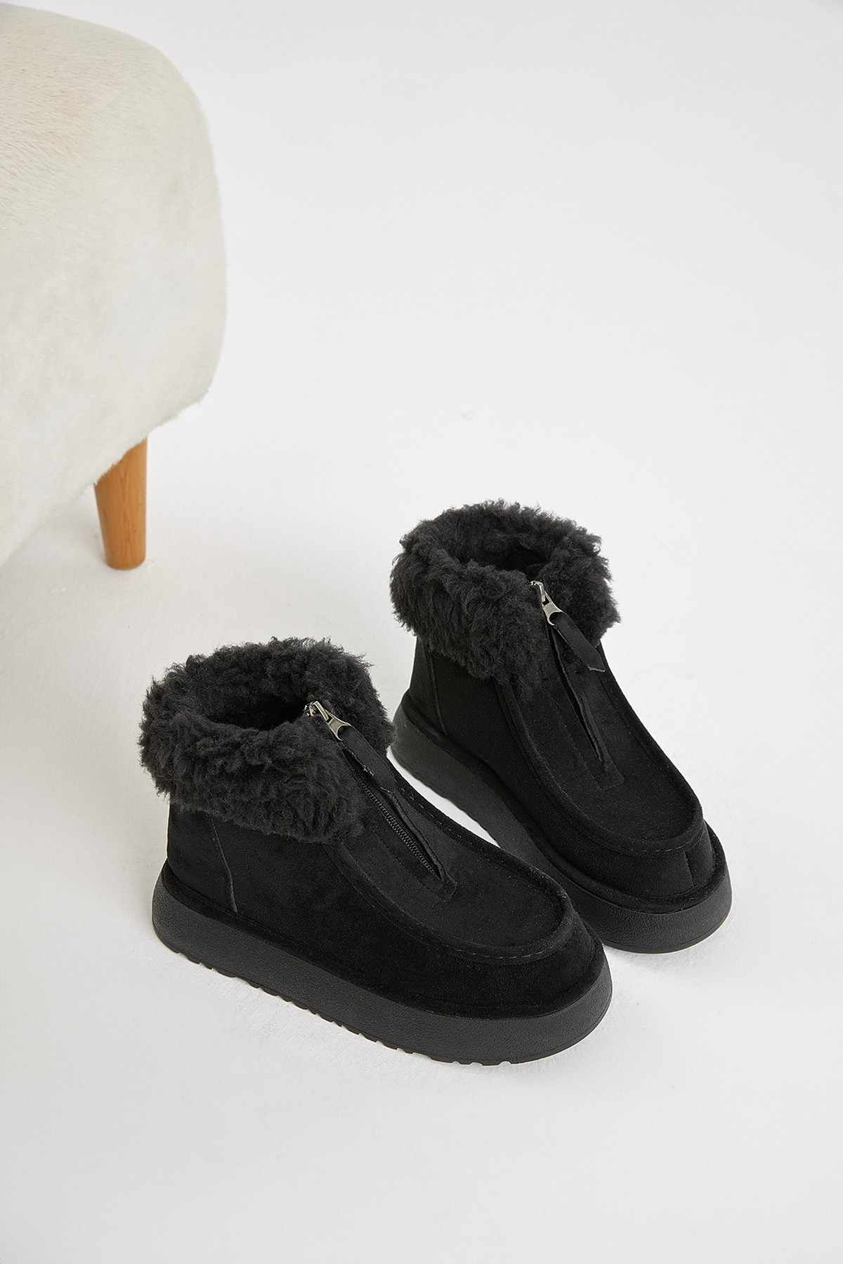 Kadın Siyah Kalın Taban Kürklü Önü Fermuarlı Süet Bot